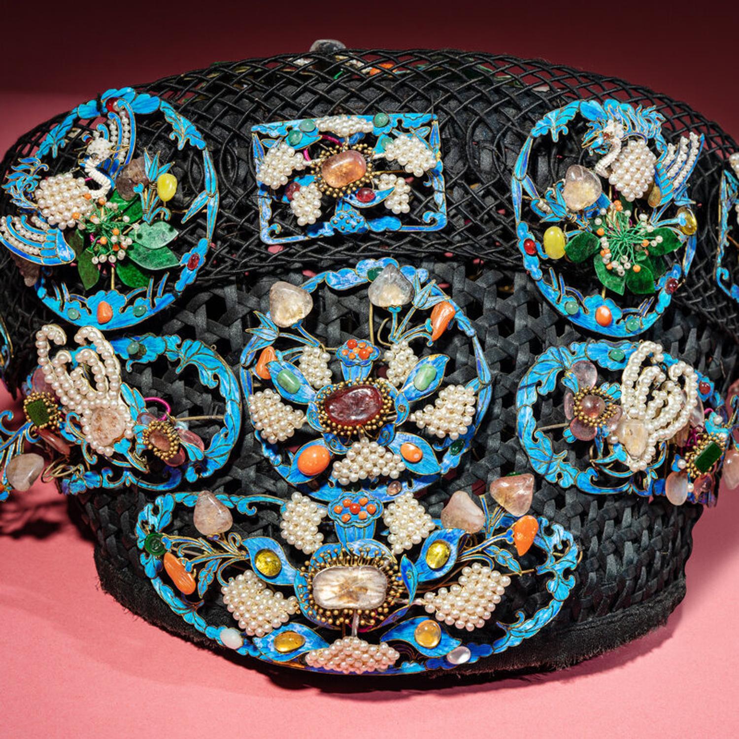 A Chinese Pearl, Jadeite, and Hardstone Ornamented Court Headdress, Dianzi, with Headband, Box, and Four Hairpins, 19th Century 清晚期 珠翠鈿子及遮眉勒一套