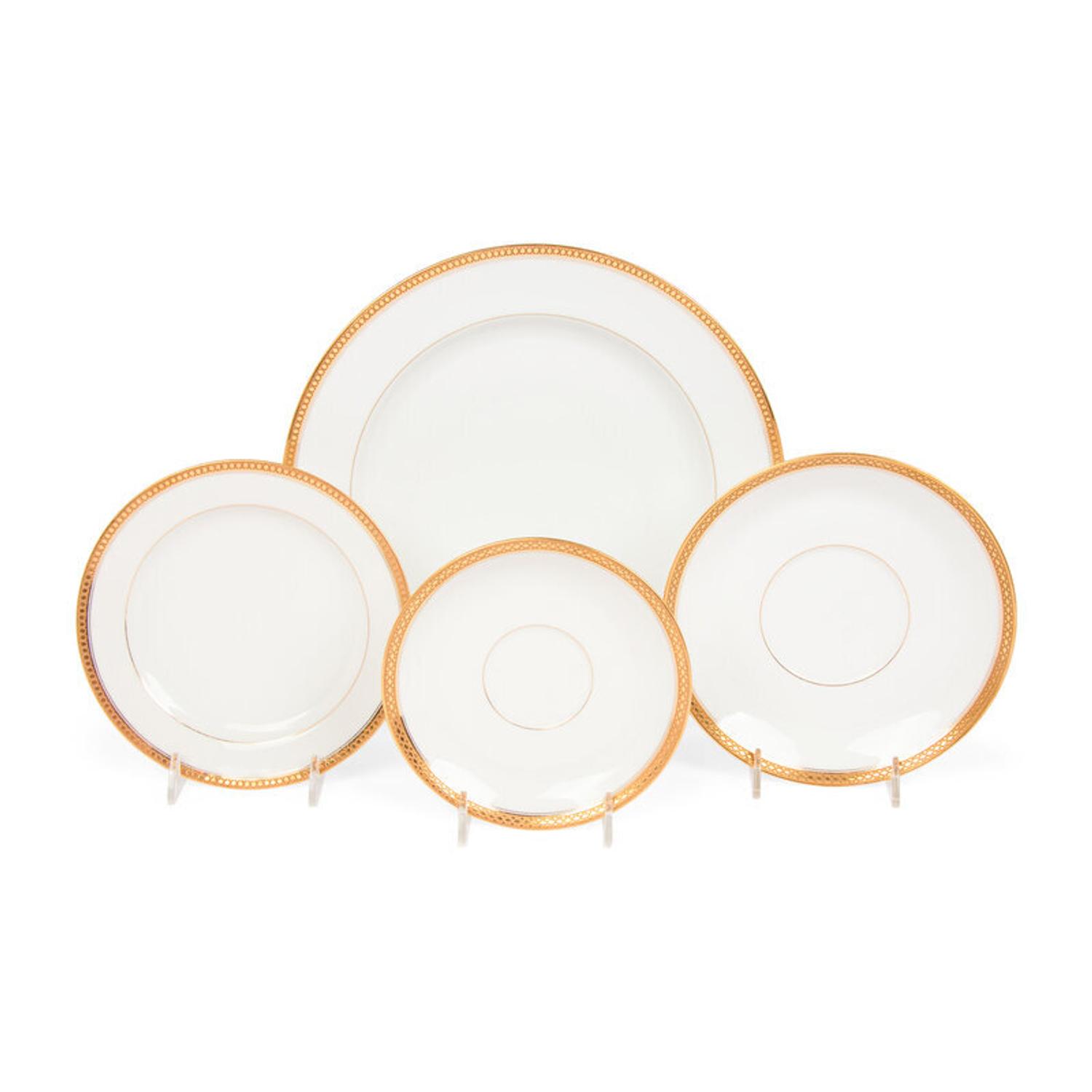 A Haviland Limoges Porcelain Dinner Service