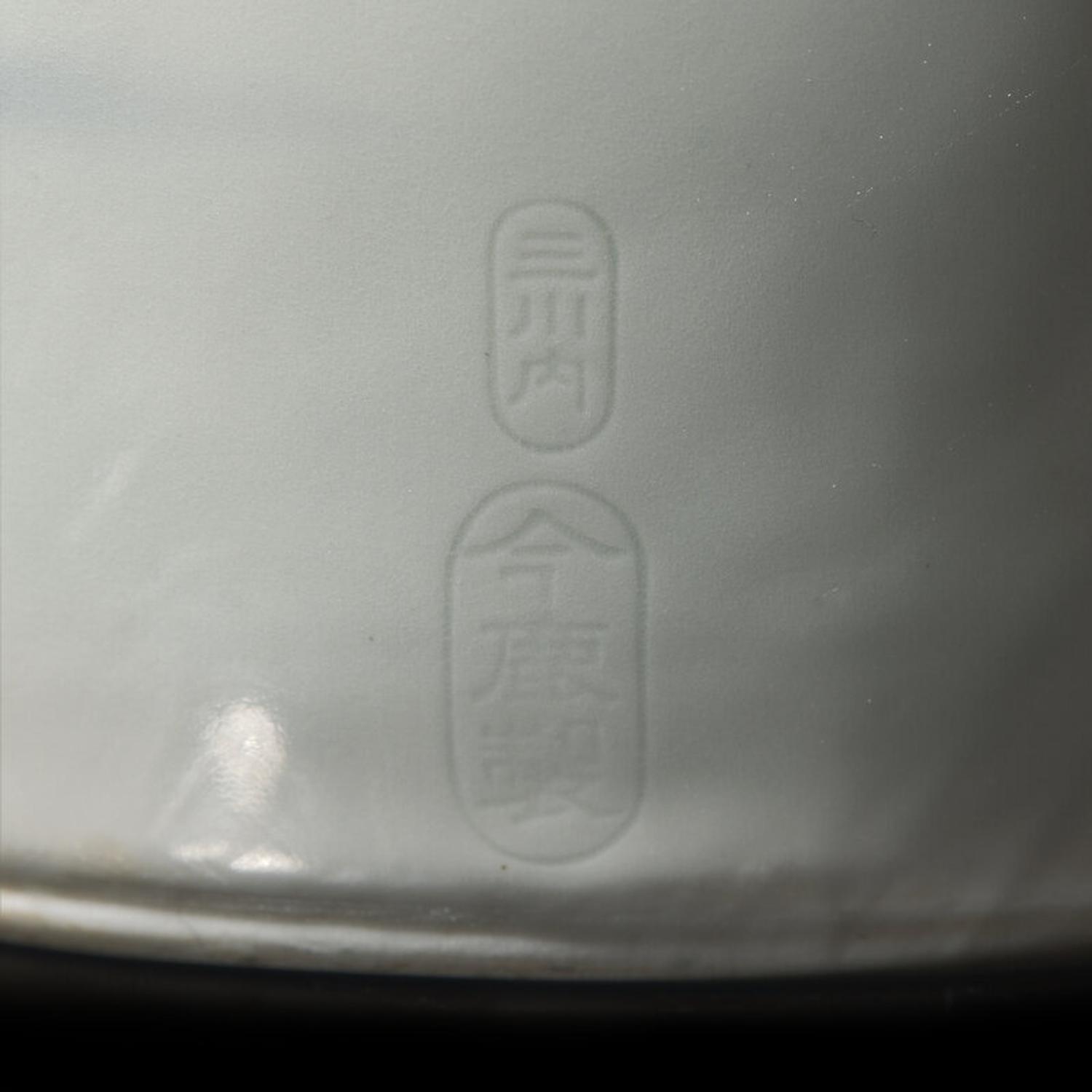 A Japanese Hirado Blue and White Porcelain Reticulated Double-Walled 'Koi and Flowers' Vase, Meiji/Taisho Period 日本明治/大正時期 平戶燒青花鯉魚圖賞瓶