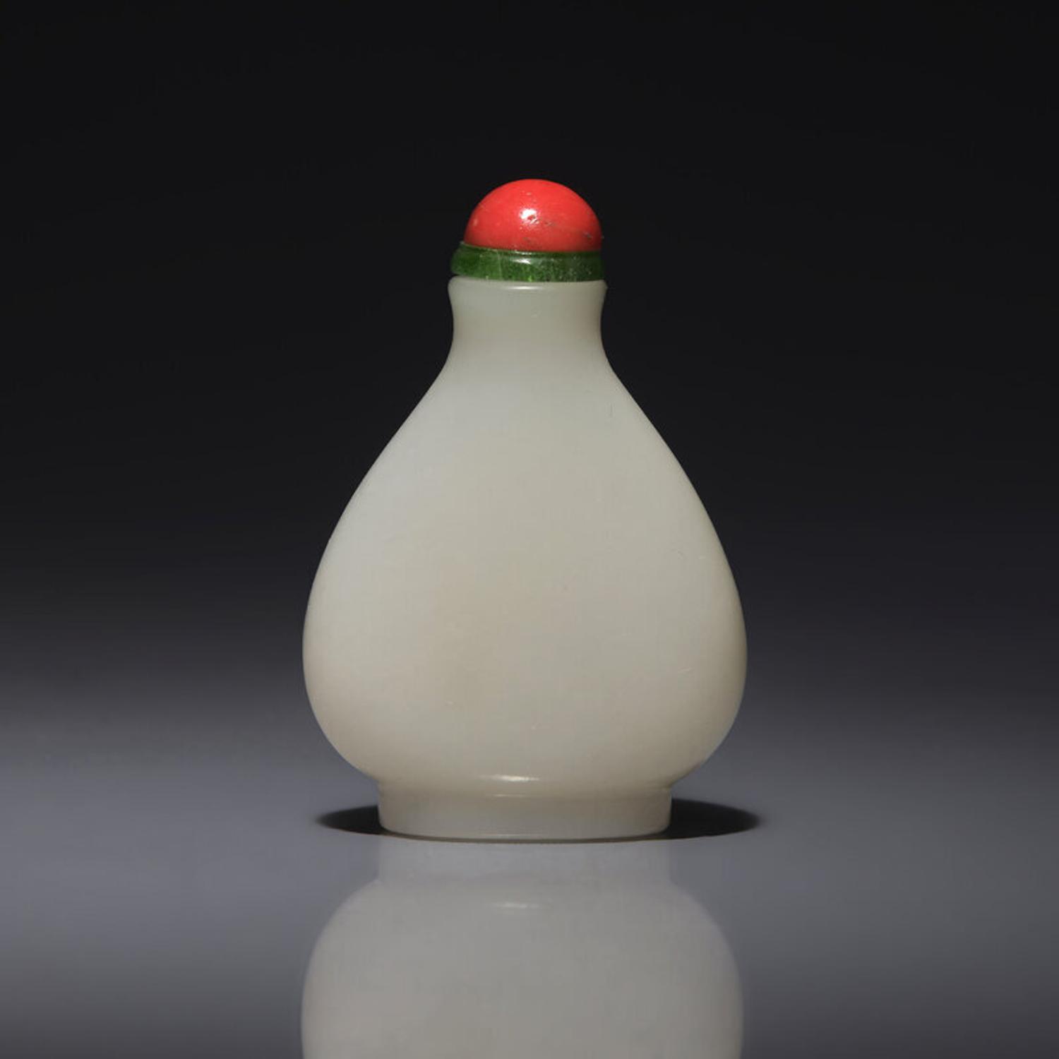 A Chinese White Jade Snuff Bottle, 18th/19th Century 清中期 白玉素面鼻烟壺
