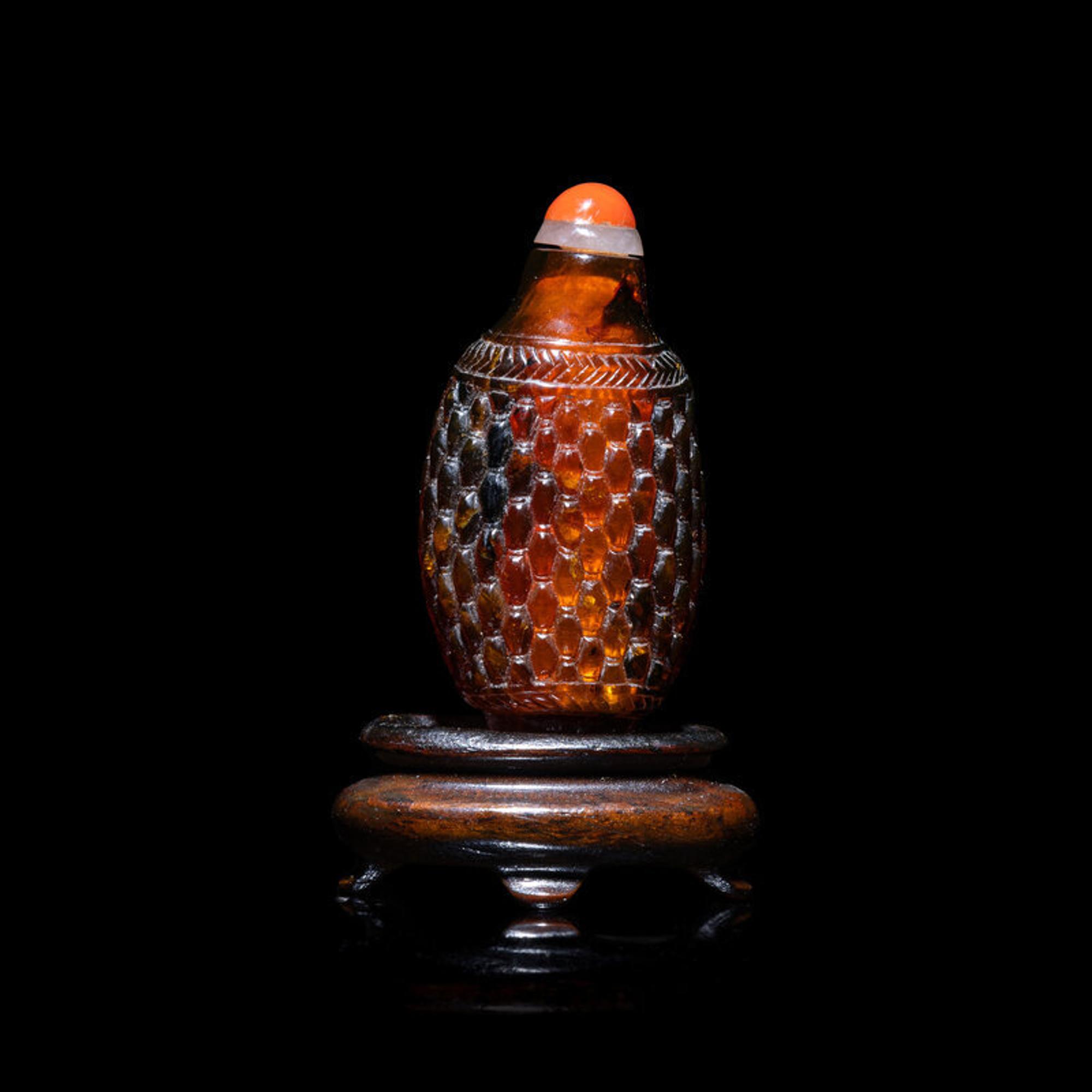 A Miniature Chinese Amber 'Basket Weave' Snuff Bottle, 19th Century 清晚期 琥珀籮紋鼻煙壺
