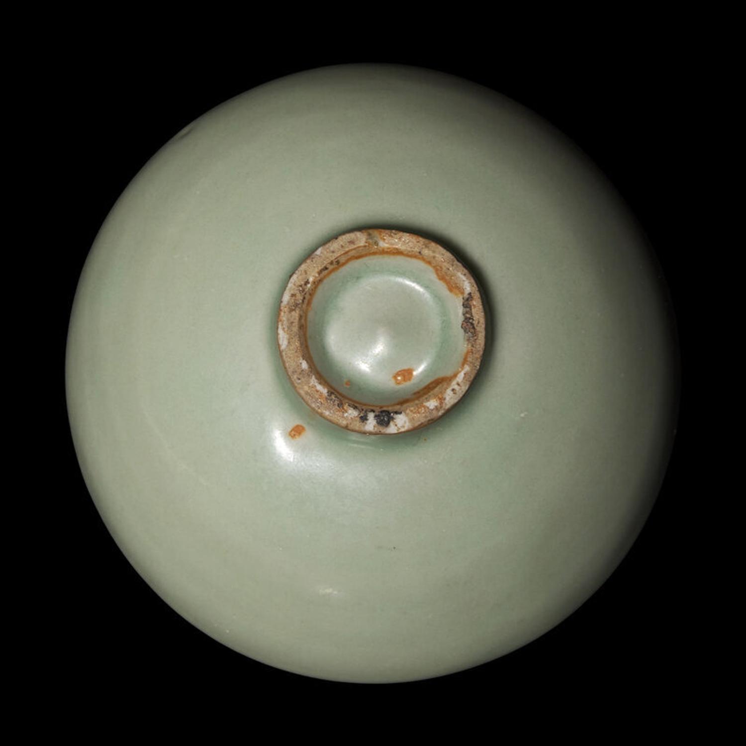 A Chinese Longquan Celadon Tea Bowl, Southern Song to Yuan Dynasty 南宋-元 龍泉青釉茶碗