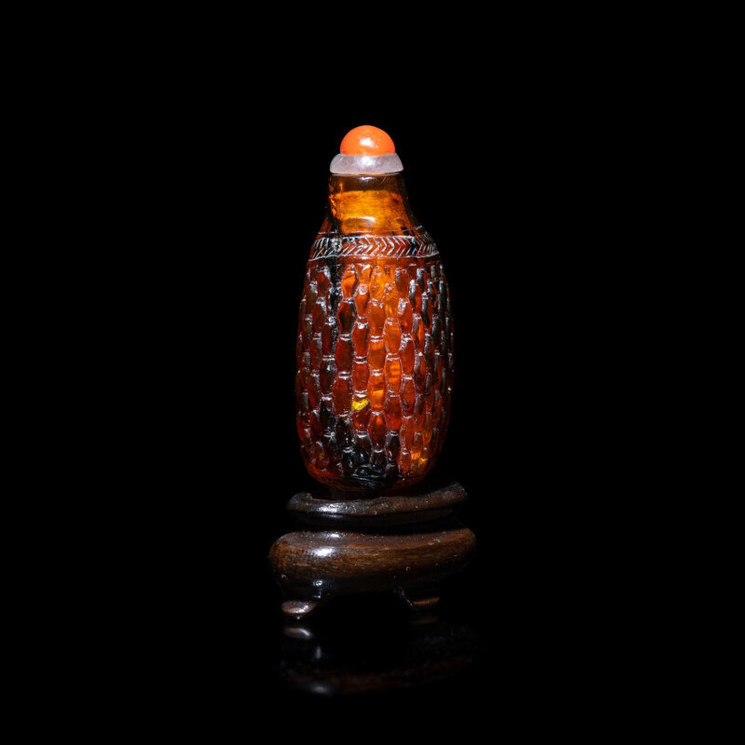 A Miniature Chinese Amber 'Basket Weave' Snuff Bottle, 19th Century 清晚期 琥珀籮紋鼻煙壺