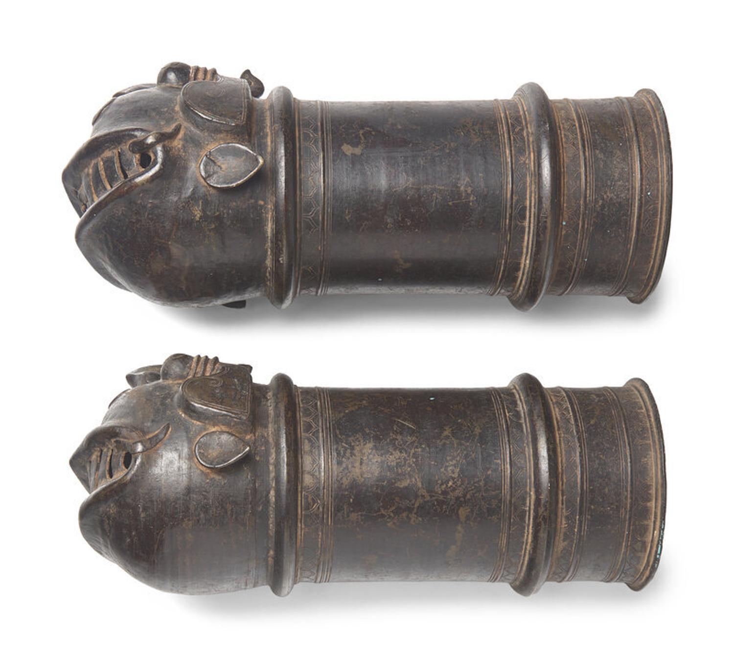 A Pair of Indian Patinated Bronze Palanquin Finials, 19th Century or Earlier 十九世紀或更早 印度銅虎首車轝一對