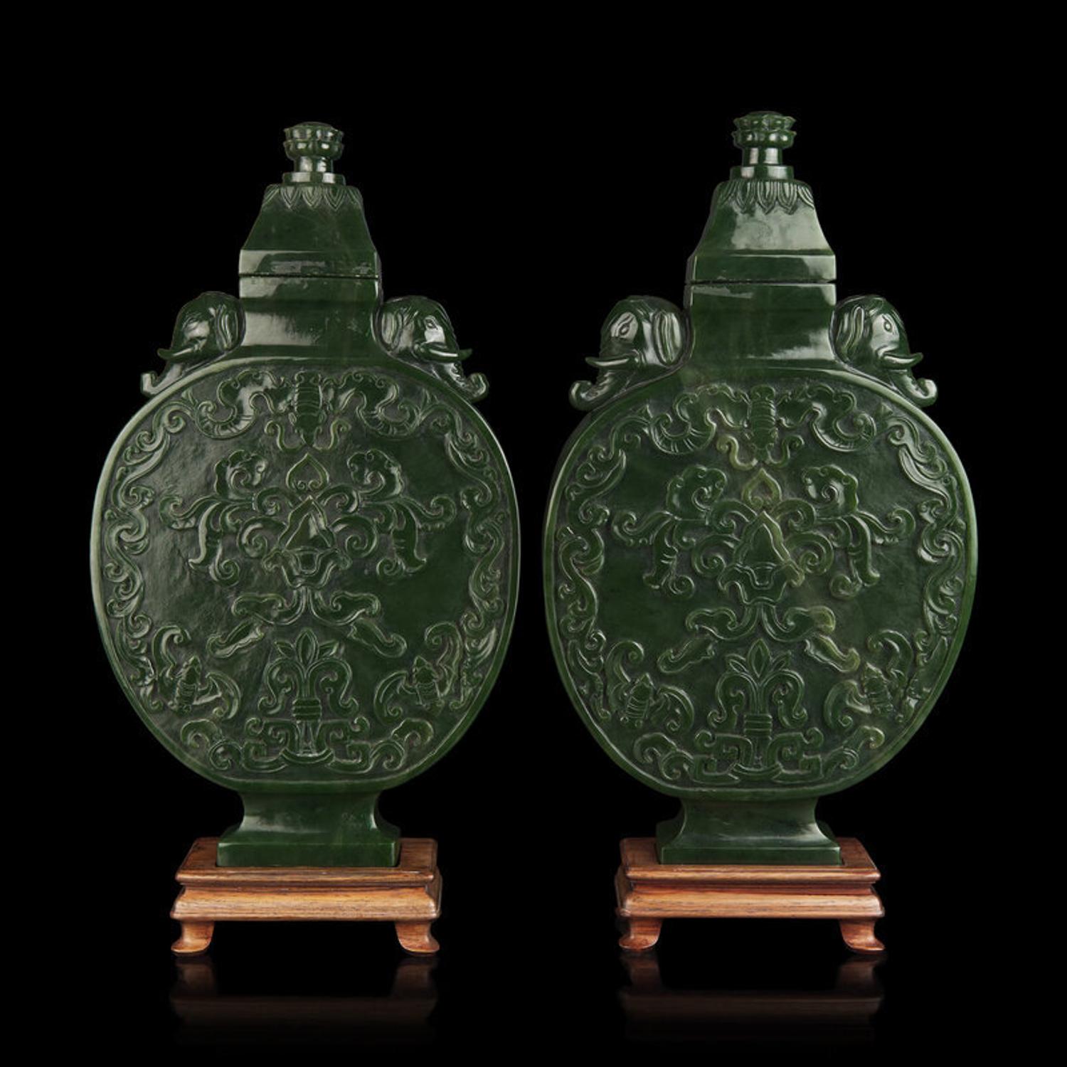 A Pair of Chinese Spinach Jade Moon Flasks and Covers, 20th Century 近代 碧玉抱月瓶一對