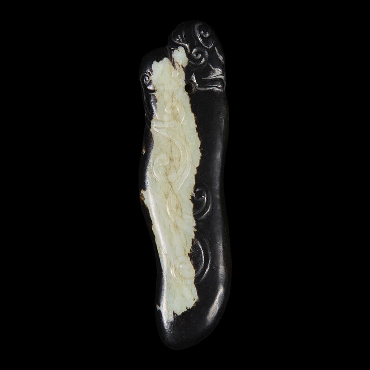 A Black and White Jade Pendant, Qing Dynasty 清 黑白玉珮