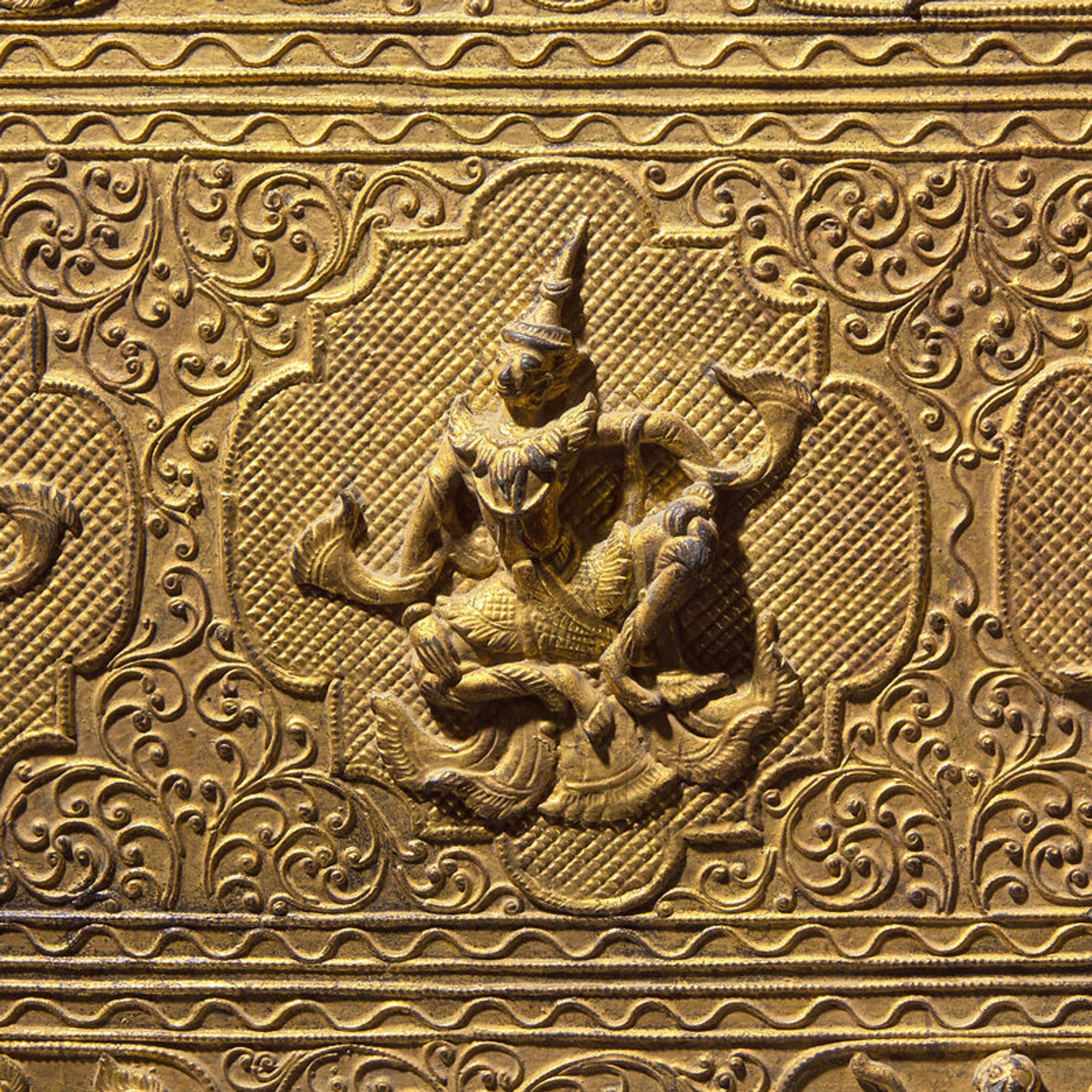 A Burmese Gilt Lacquered Wood Panel, late 19th/20th Century 十九/二十世紀 緬甸漆金木刻板