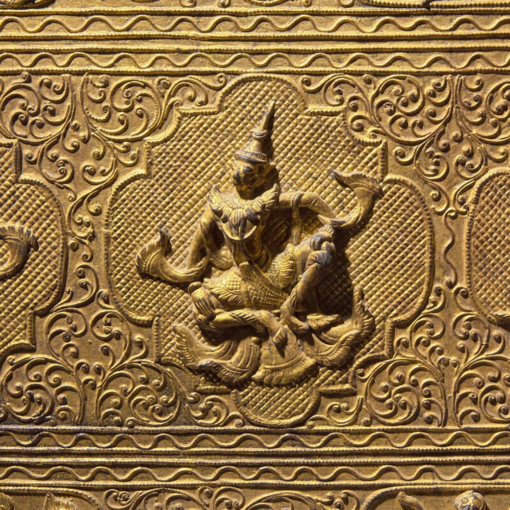 A Burmese Gilt Lacquered Wood Panel, late 19th/20th Century 十九/二十世紀 緬甸漆金木刻板
