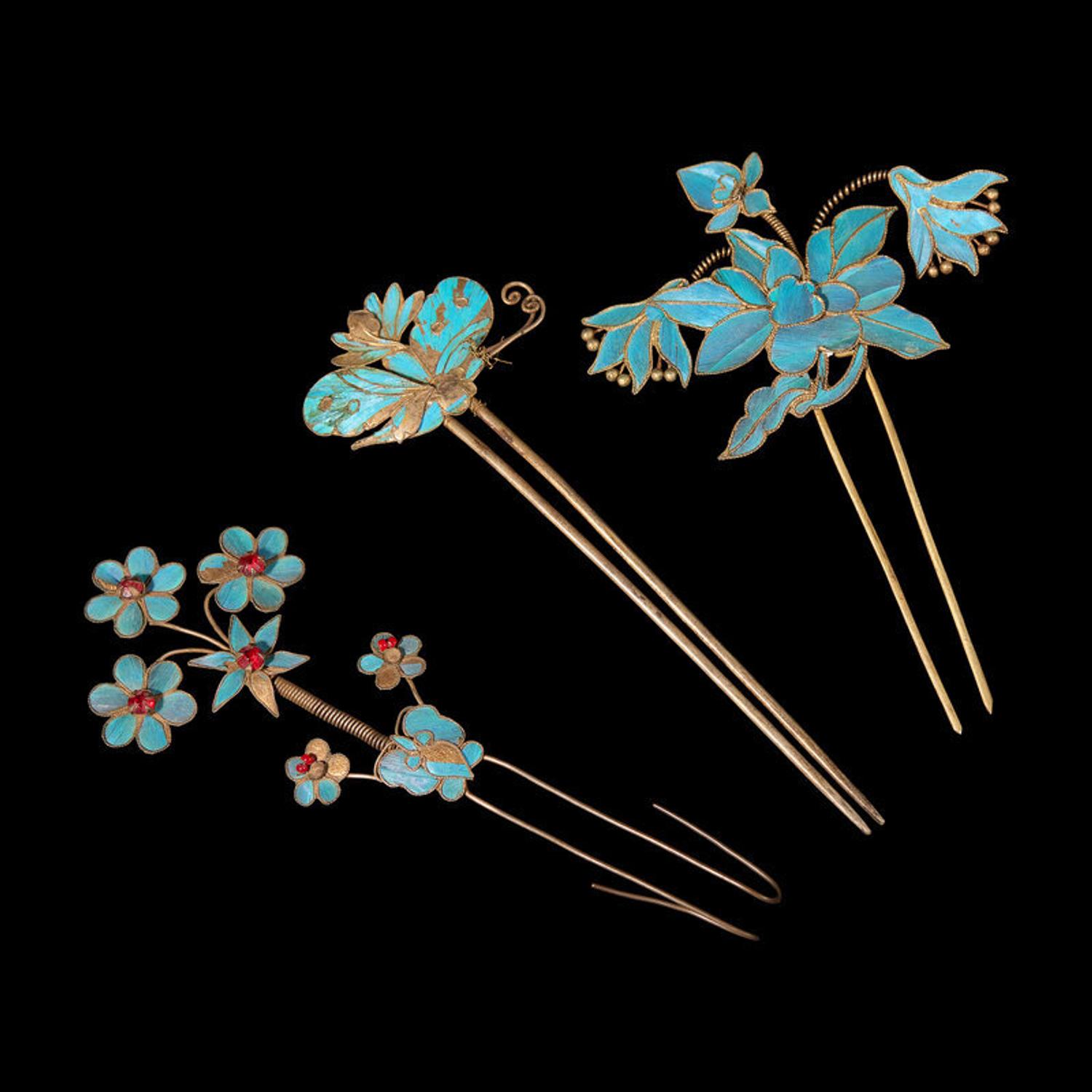Three Chinese Kingfisher Feather Hairpins, 19th Century 清晚期 點翠髮釵一組三件