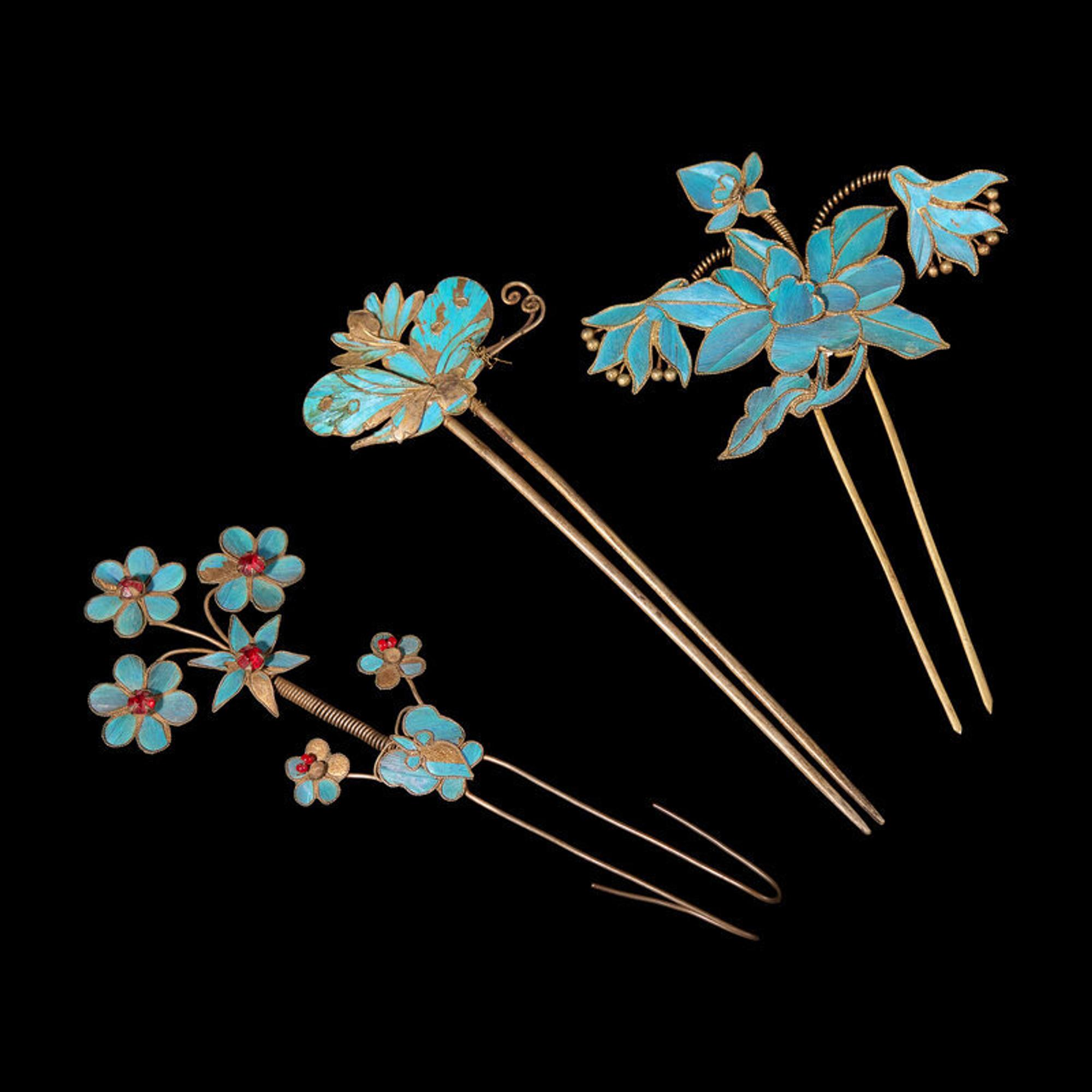 Three Chinese Kingfisher Feather Hairpins, 19th Century 清晚期 點翠髮釵一組三件