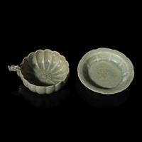 Two Small Korean Celadon Lobed Articles, 12th-13th Century 十二-十三世紀 高麗青瓷龍首菊瓣杯及花瓣小碟各一
