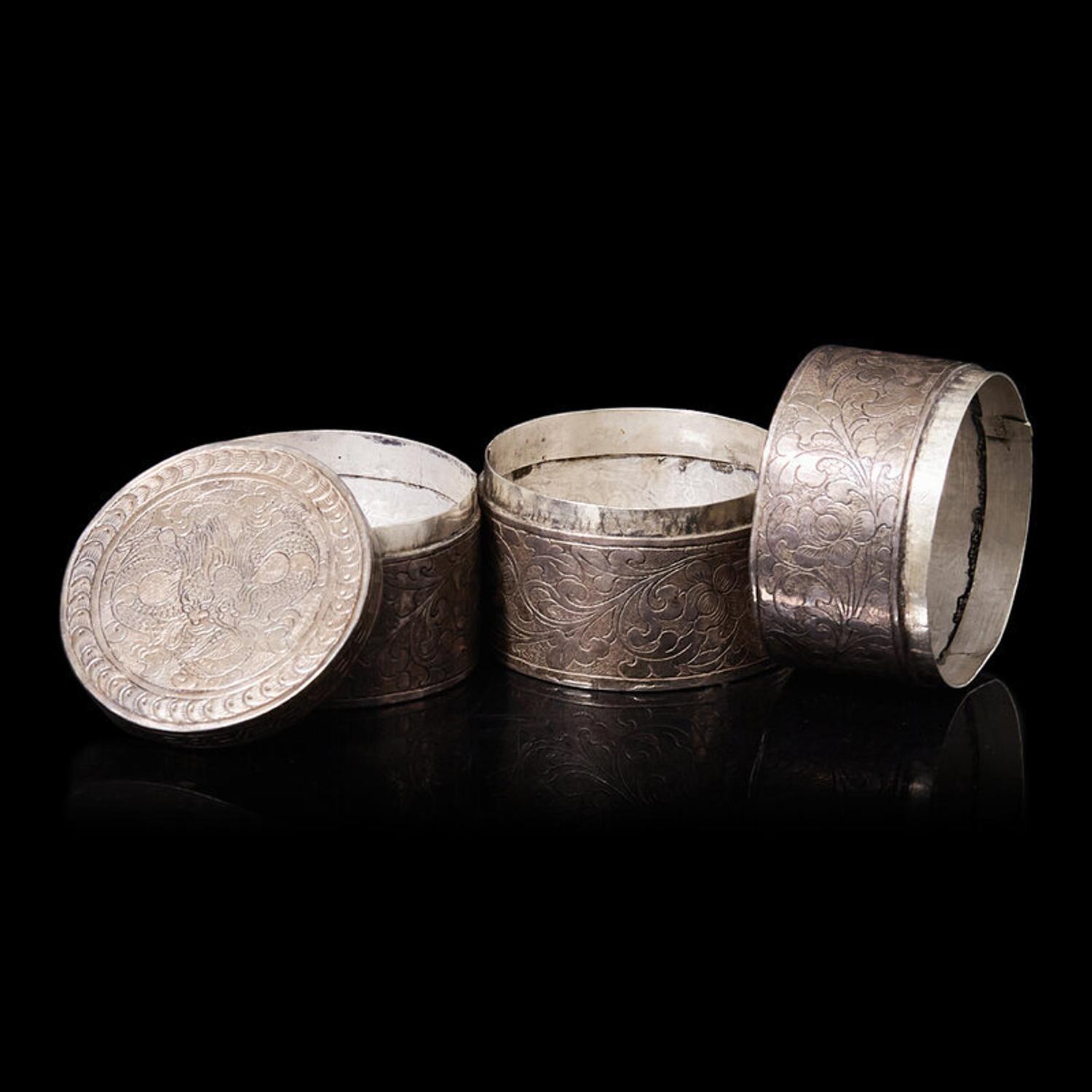 A Chinese Silver Tiered Box, Late Qing Dynasty 清晚期 銀 鏨花 套盒