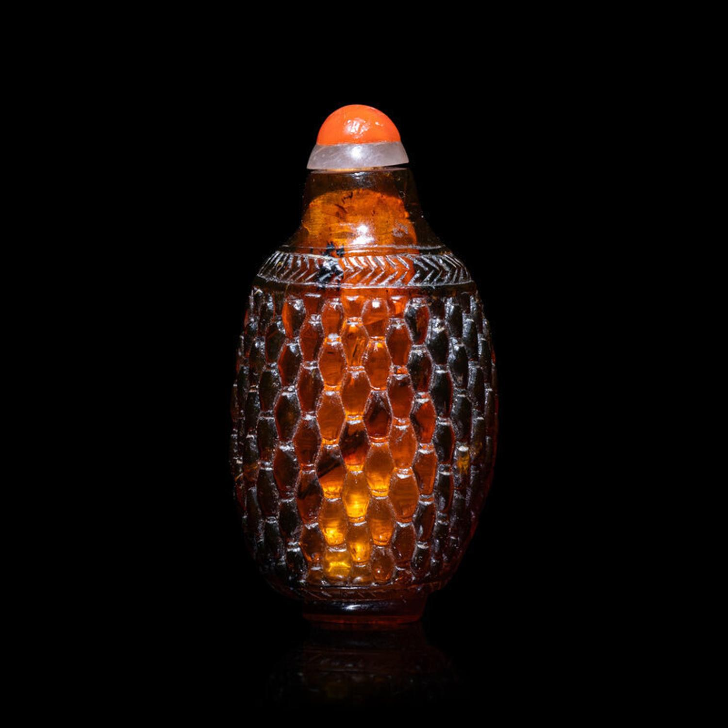 A Miniature Chinese Amber 'Basket Weave' Snuff Bottle, 19th Century 清晚期 琥珀籮紋鼻煙壺