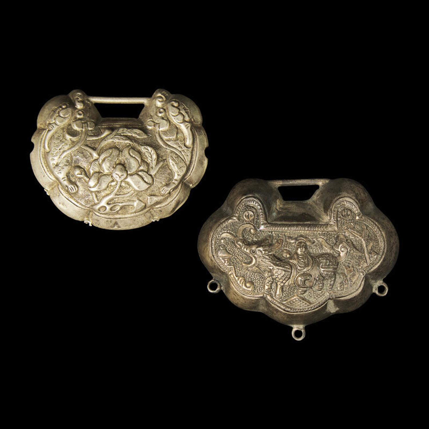 A Chinese Silver Necklace and Eight Chinese Silver Ruyi Lock-Form Pendants, Qing Dynasty 清 銀項圈一及銀如意頭形長命鎖一組八件