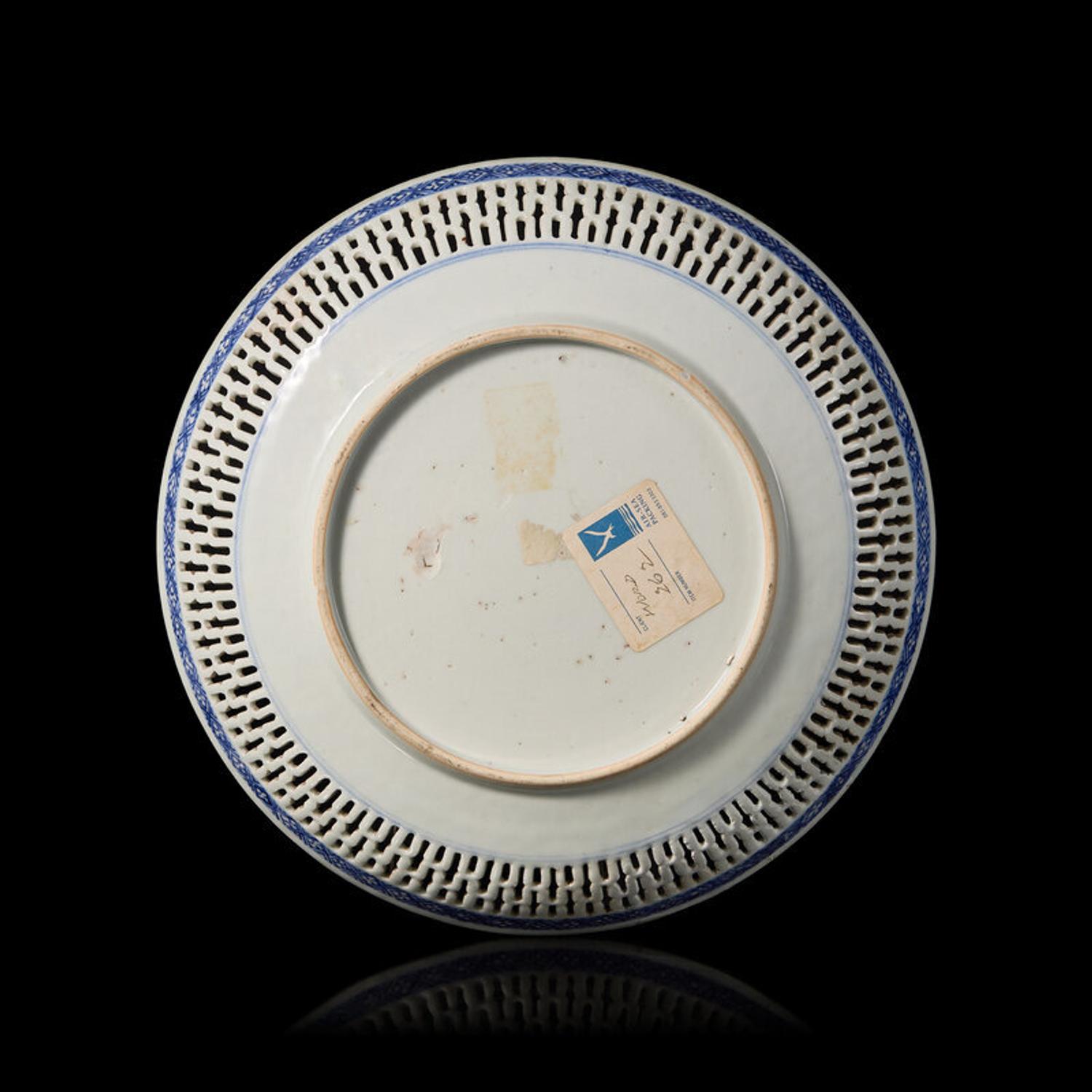 A Chinese Export Blue and White Reticulated "Meiren and Boys" Dish, Qianlong Period 清乾隆 青花鏤空美人圖賞盤