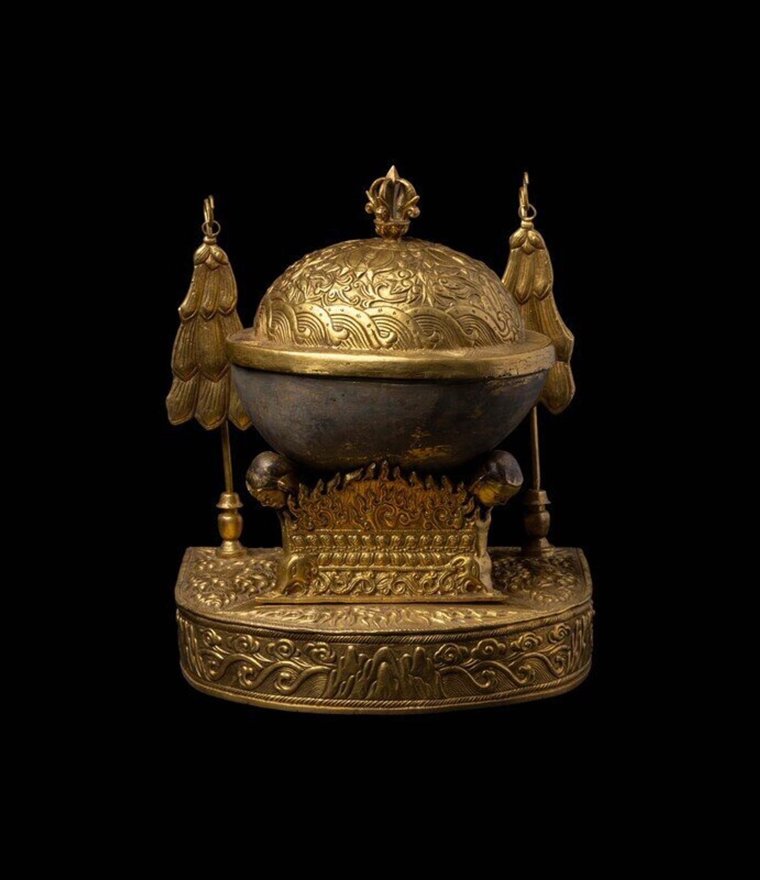 A Sino-Tibetan Gilt Bronze Kapala, 20th Century 近代 銅鎏金嘎巴拉碗