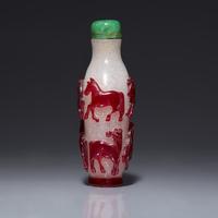 A Chinese Ruby Overlay 'Eight Horses of Wang Mu' Snuff Bottle, 19th Century 清中期 雪霏地套寶石紅料穆王八駿鼻烟壺