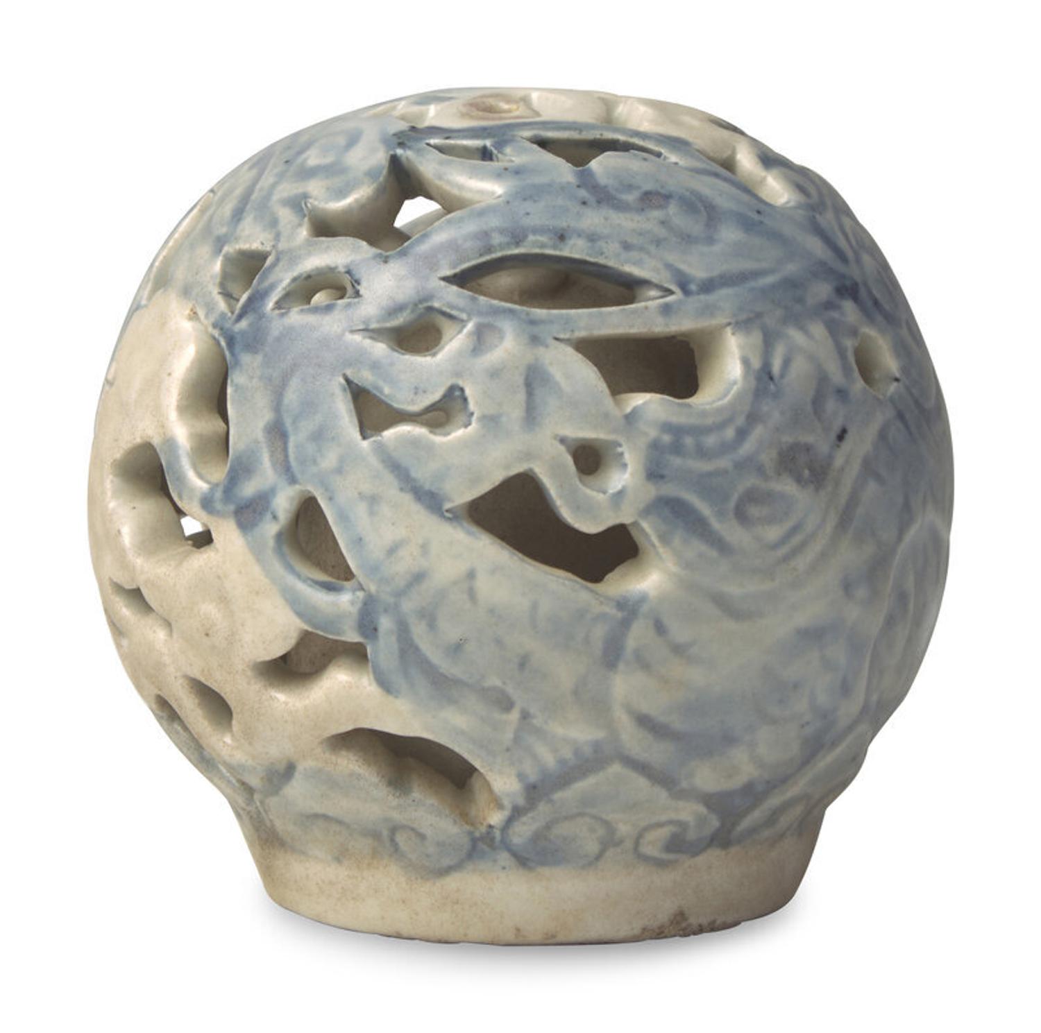 A Korean Blue and White Porcelain Reticulated Paper Weight 高麗青花龍紋鎮紙