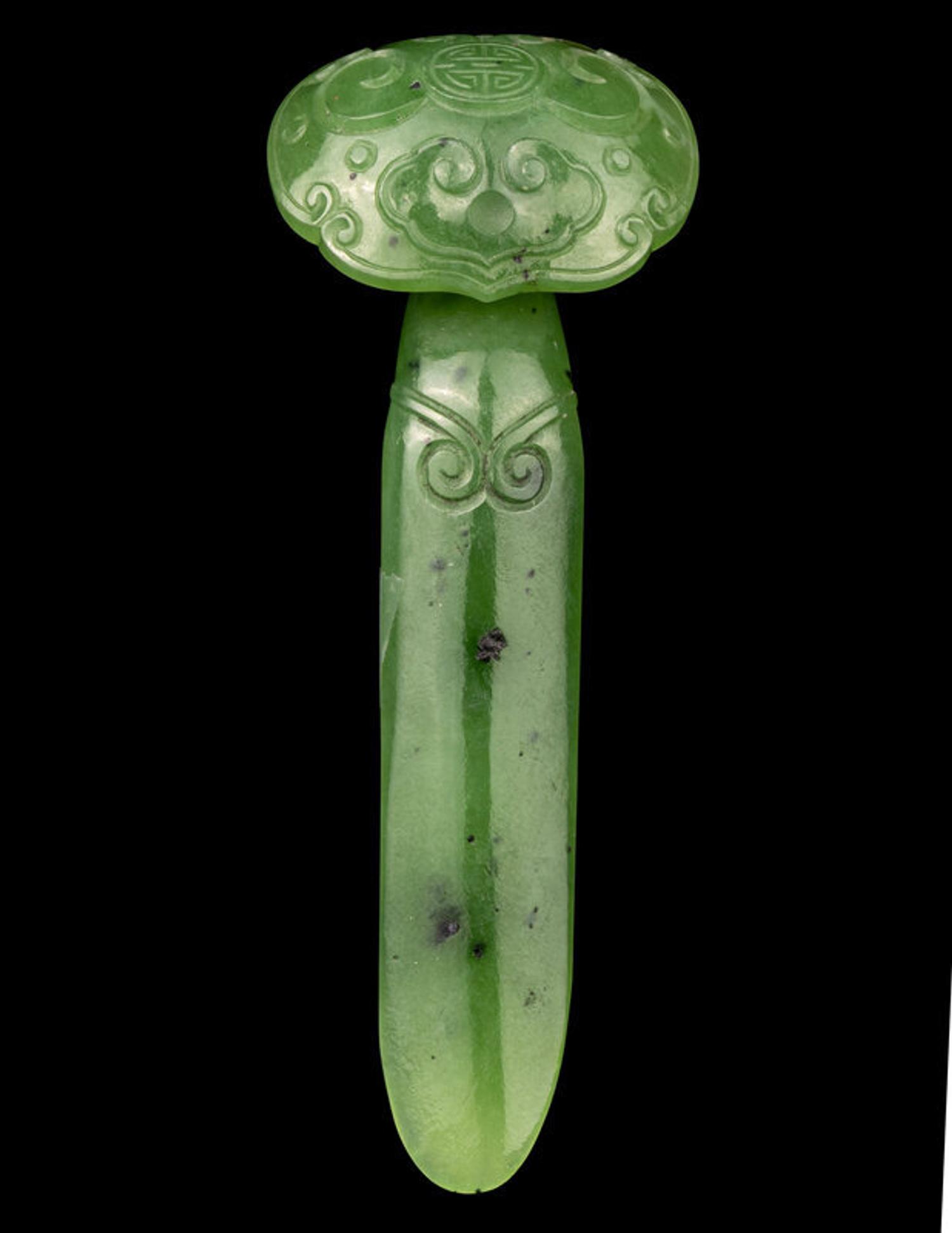 Three Chinese Jade and Jadeite Jewelry, 19th Century 清 翡翠、白玉首飾一組三件