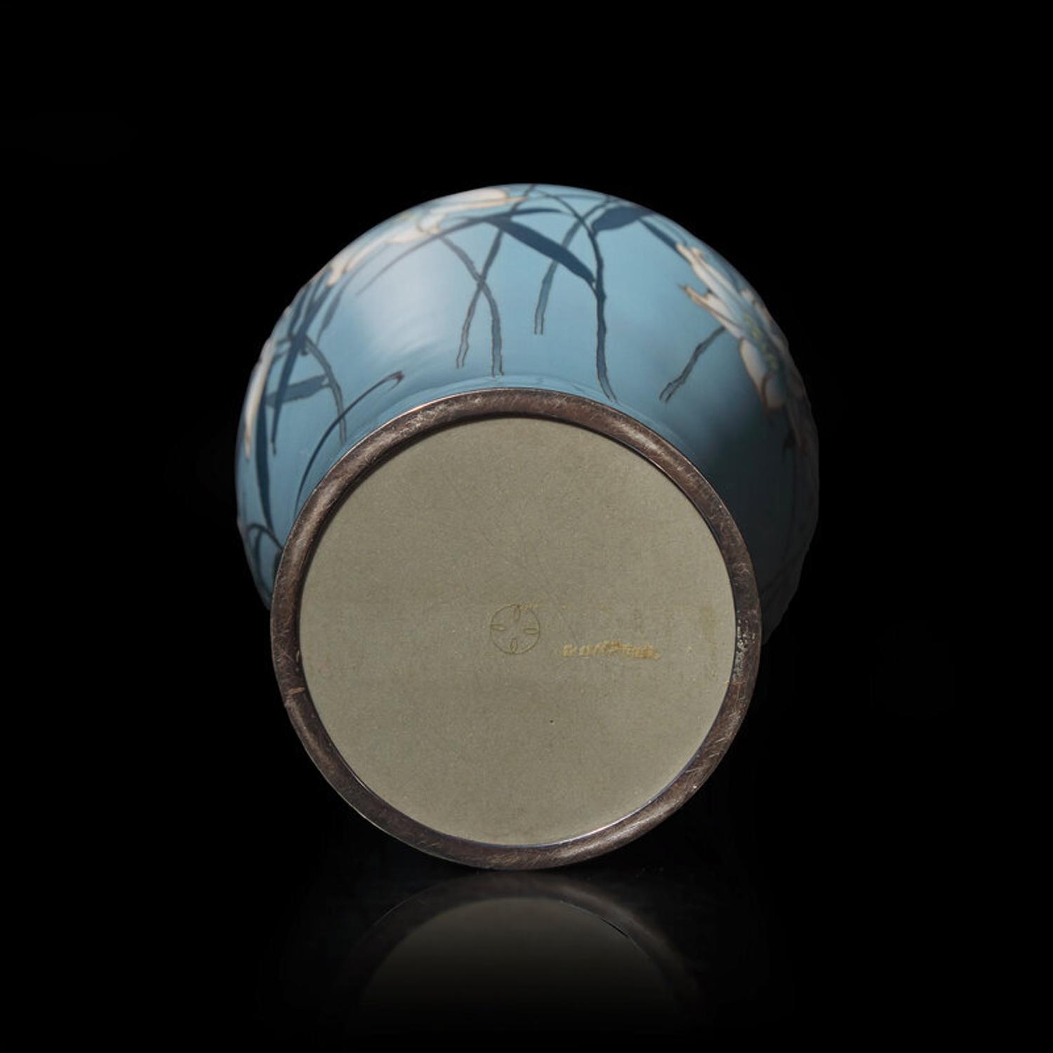 A Japanese Cloisonne and Moriage Enamel 'Lilies' Vase, Ando Jubei Workshop, Meiji/Taisho Period 日本明治/大正時代 安藤重兵尉製七寶燒花樽