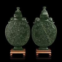 A Pair of Chinese Spinach Jade Moon Flasks and Covers, 20th Century 近代 碧玉抱月瓶一對