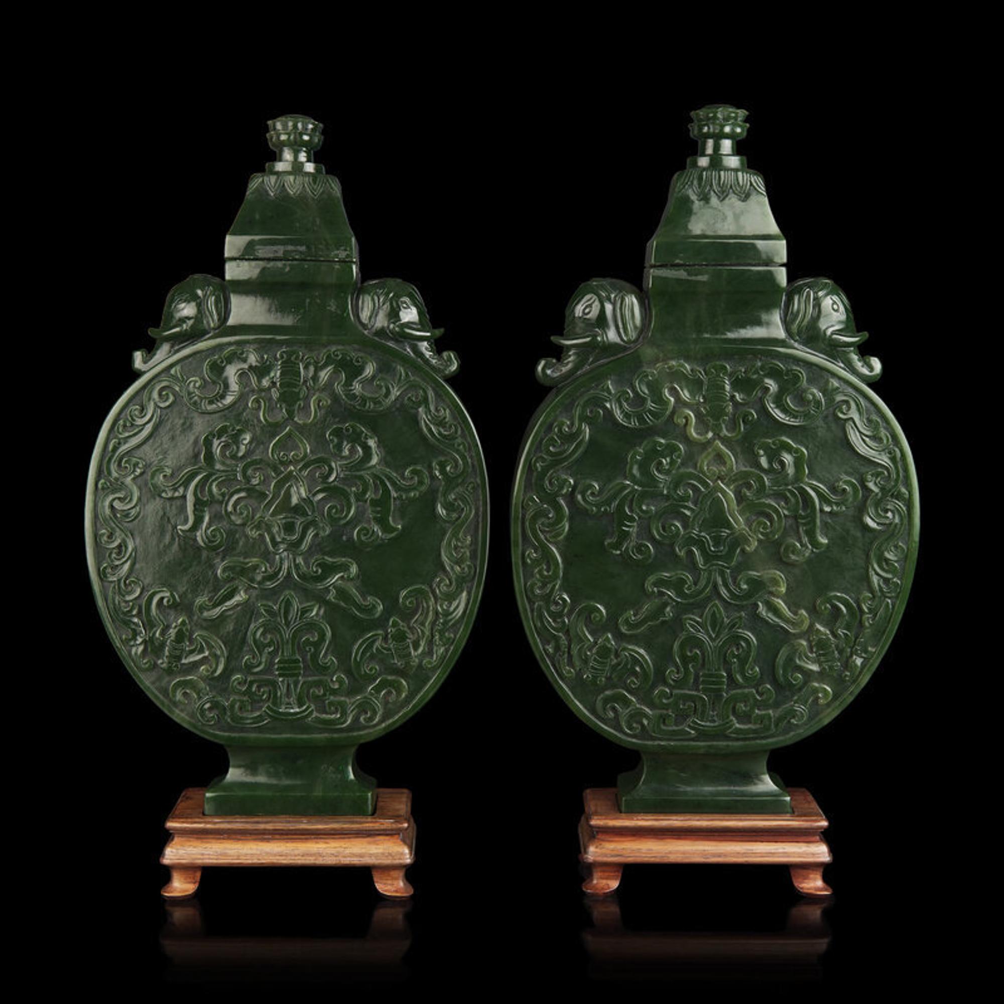 A Pair of Chinese Spinach Jade Moon Flasks and Covers, 20th Century 近代 碧玉抱月瓶一對