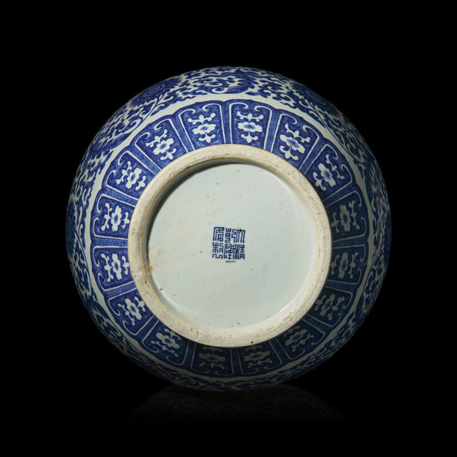 A Large Chinese Blue and White Porcelain Hu Vase, 20th Century 近代 乾隆款青花纏枝蓮紋鋪首壺
