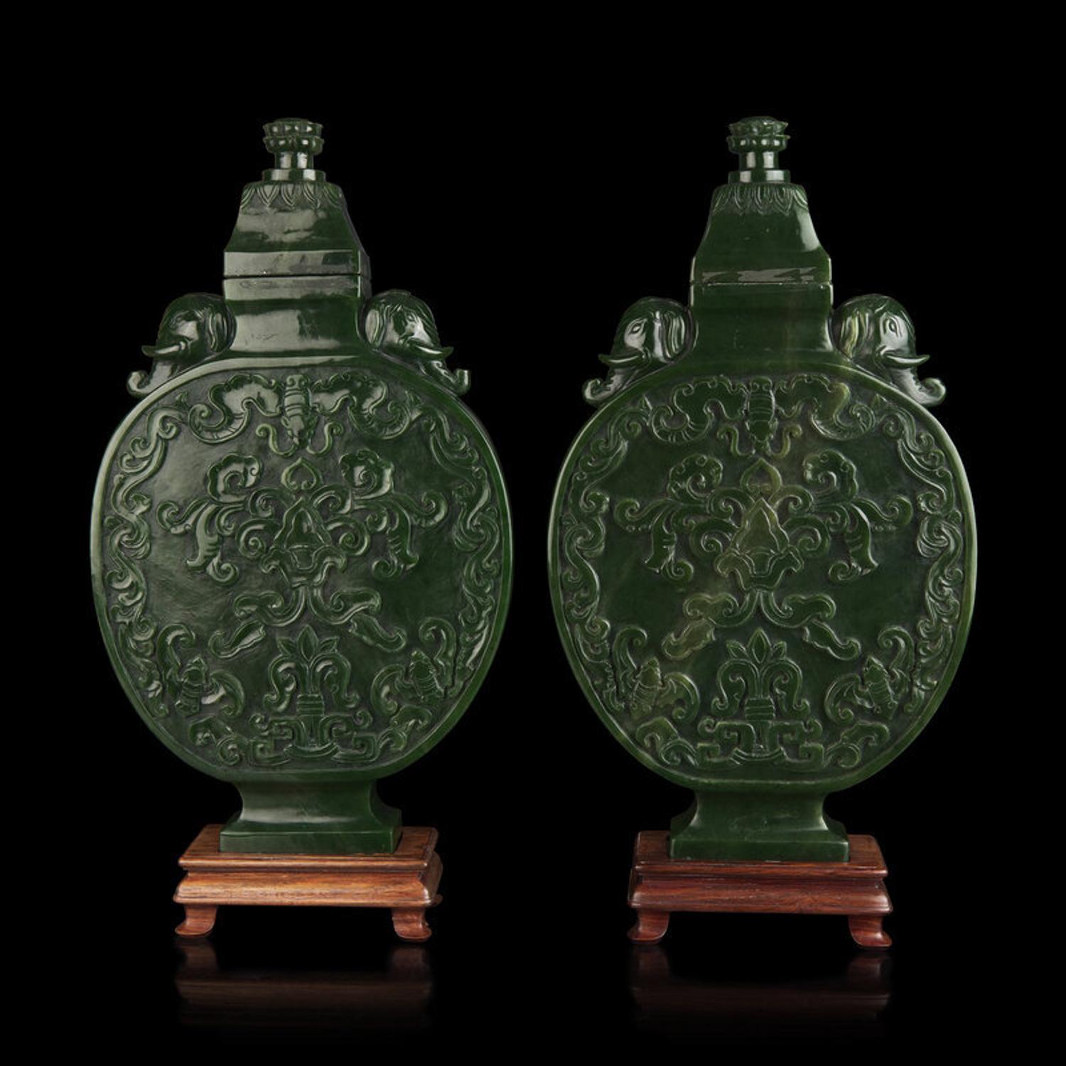 A Pair of Chinese Spinach Jade Moon Flasks and Covers, 20th Century 近代 碧玉抱月瓶一對