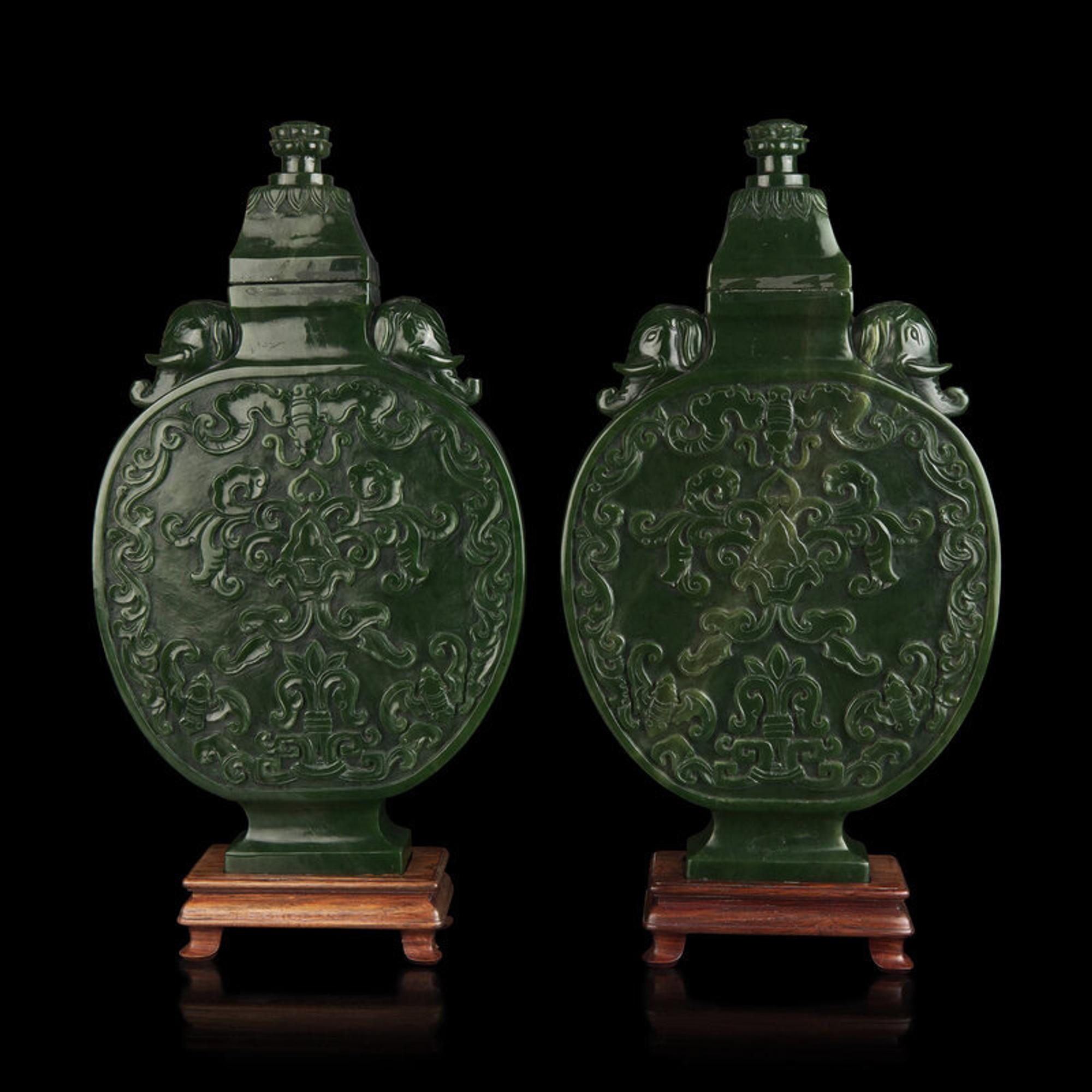 A Pair of Chinese Spinach Jade Moon Flasks and Covers, 20th Century 近代 碧玉抱月瓶一對