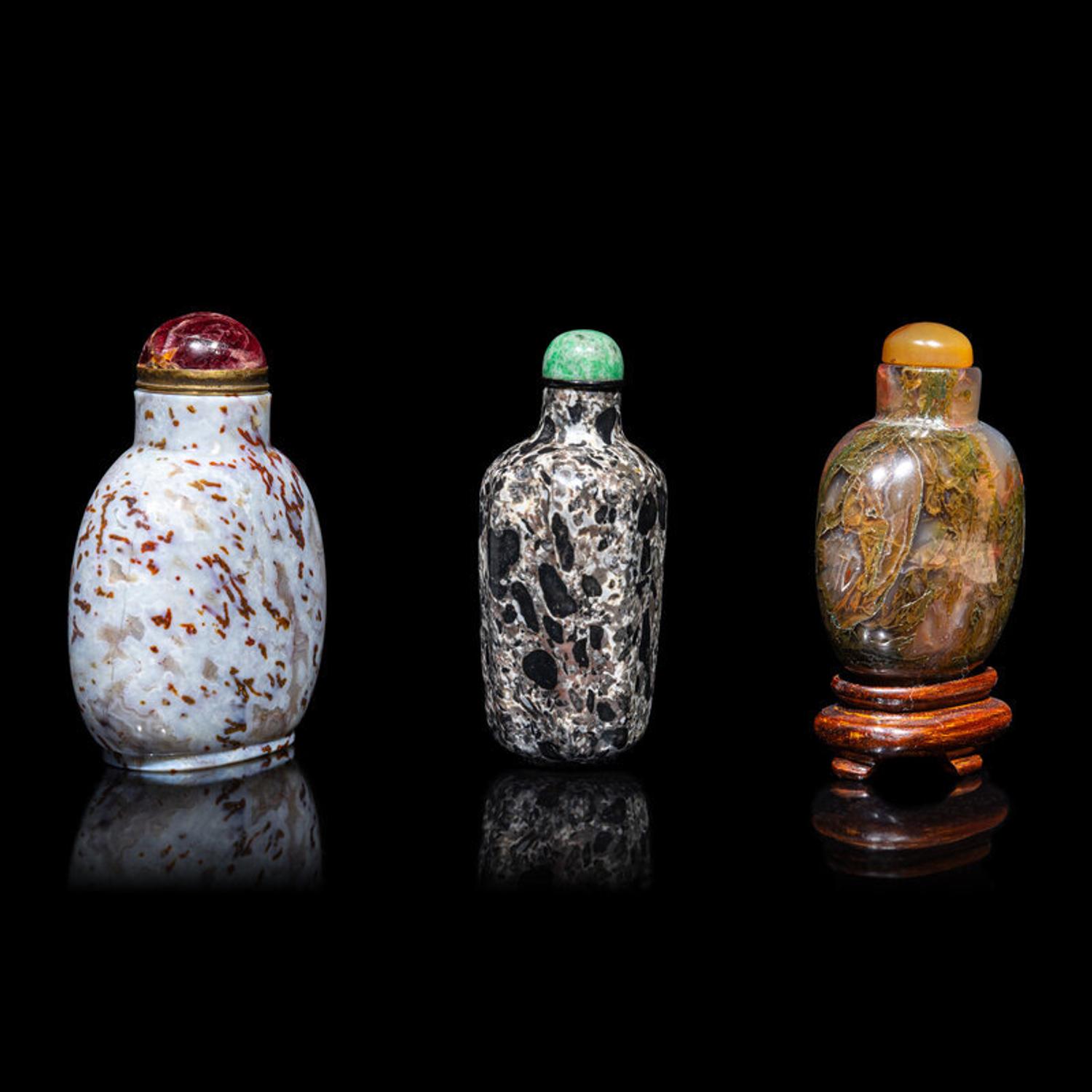 Three Chinese Hardstone Snuff Bottles, 18th-19th Century 清中期 瑪瑙及抱子石鼻煙壺三 支