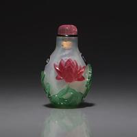 A Small Chinese Multicolor Overlay Glass Snuff Bottle, Circa 1750-1820 1750-1820年 雪霏地套料荷花圖鼻烟壺