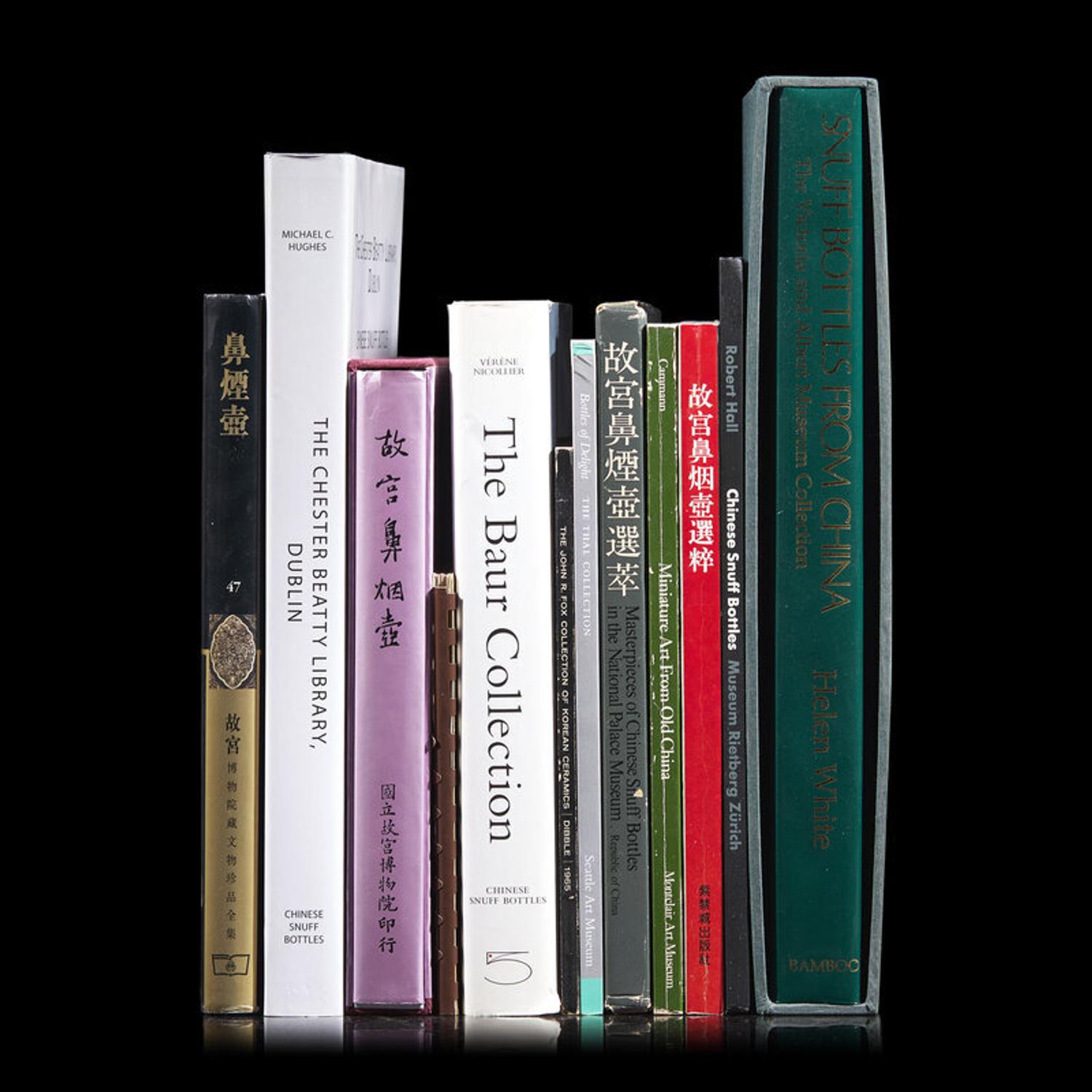 A Group of 12 Catalogues About Snuff Bottles in Museum Collections 博物館藏鼻烟壺參考書12冊