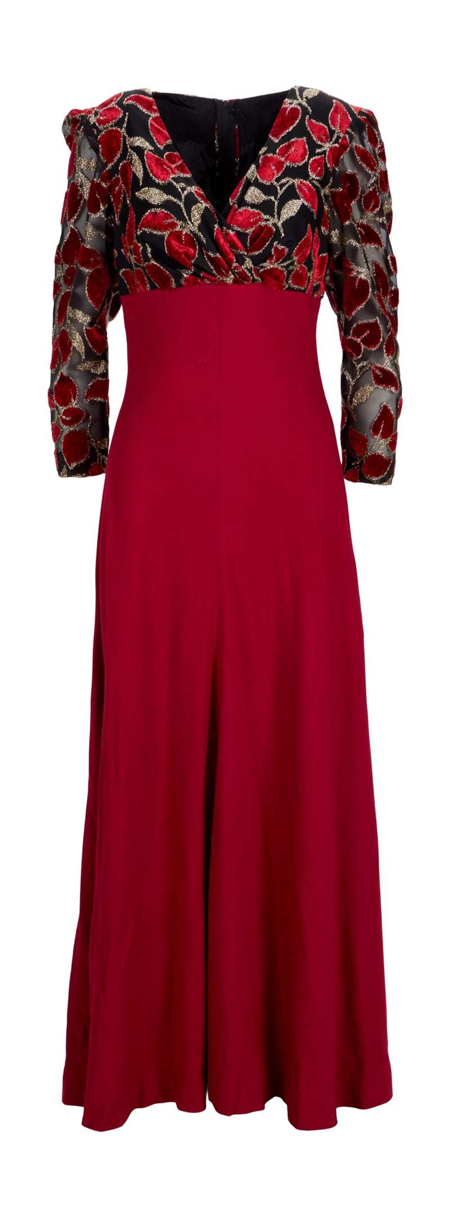 MADtv | Esperanza Flota (Alex Borstein) “Un Hombre, Dos Mujeres” Telenovela Dress lot