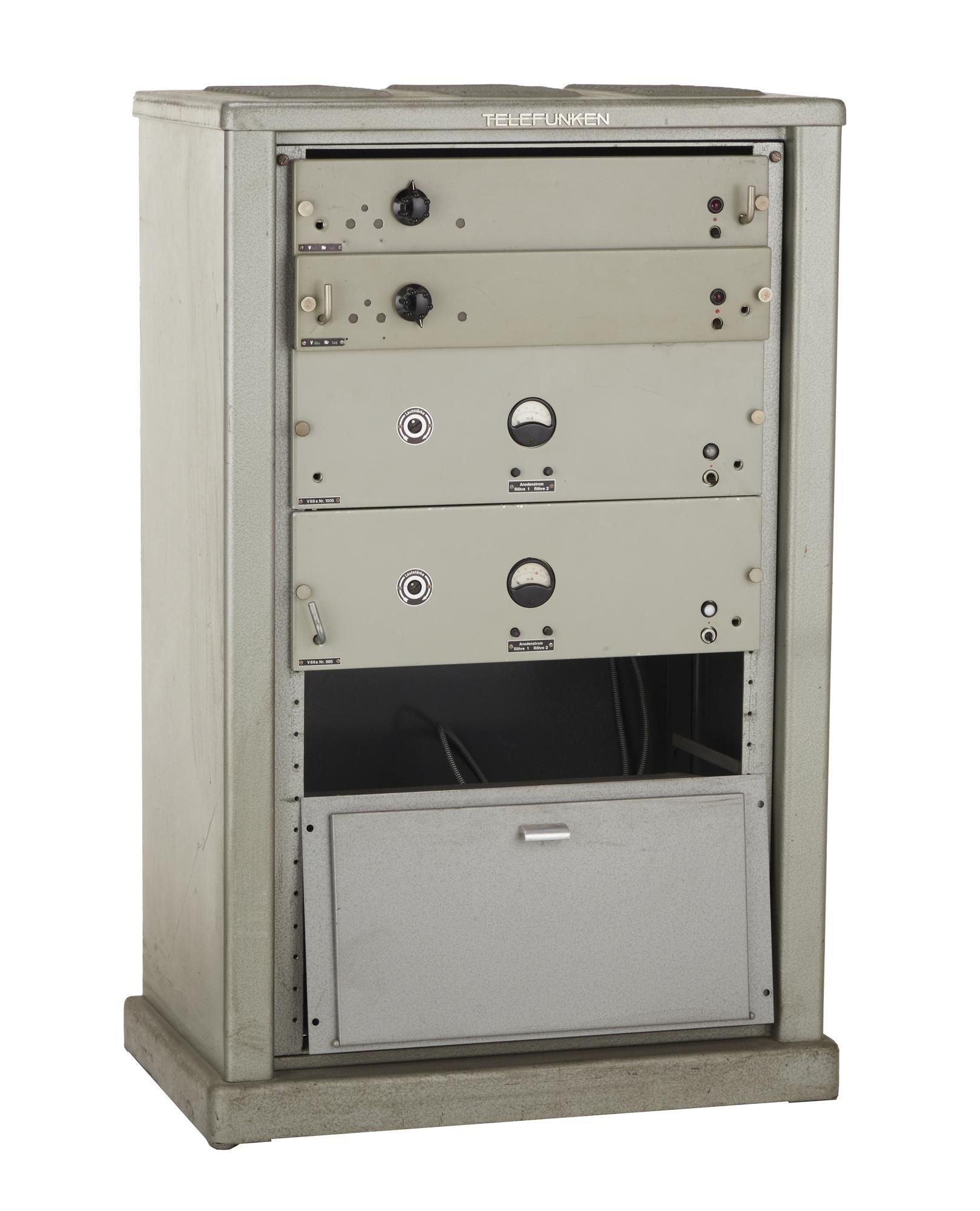 Florian Schneider | Telefunken 2x V66u Preamp and 2x V69a Power Amp Rack