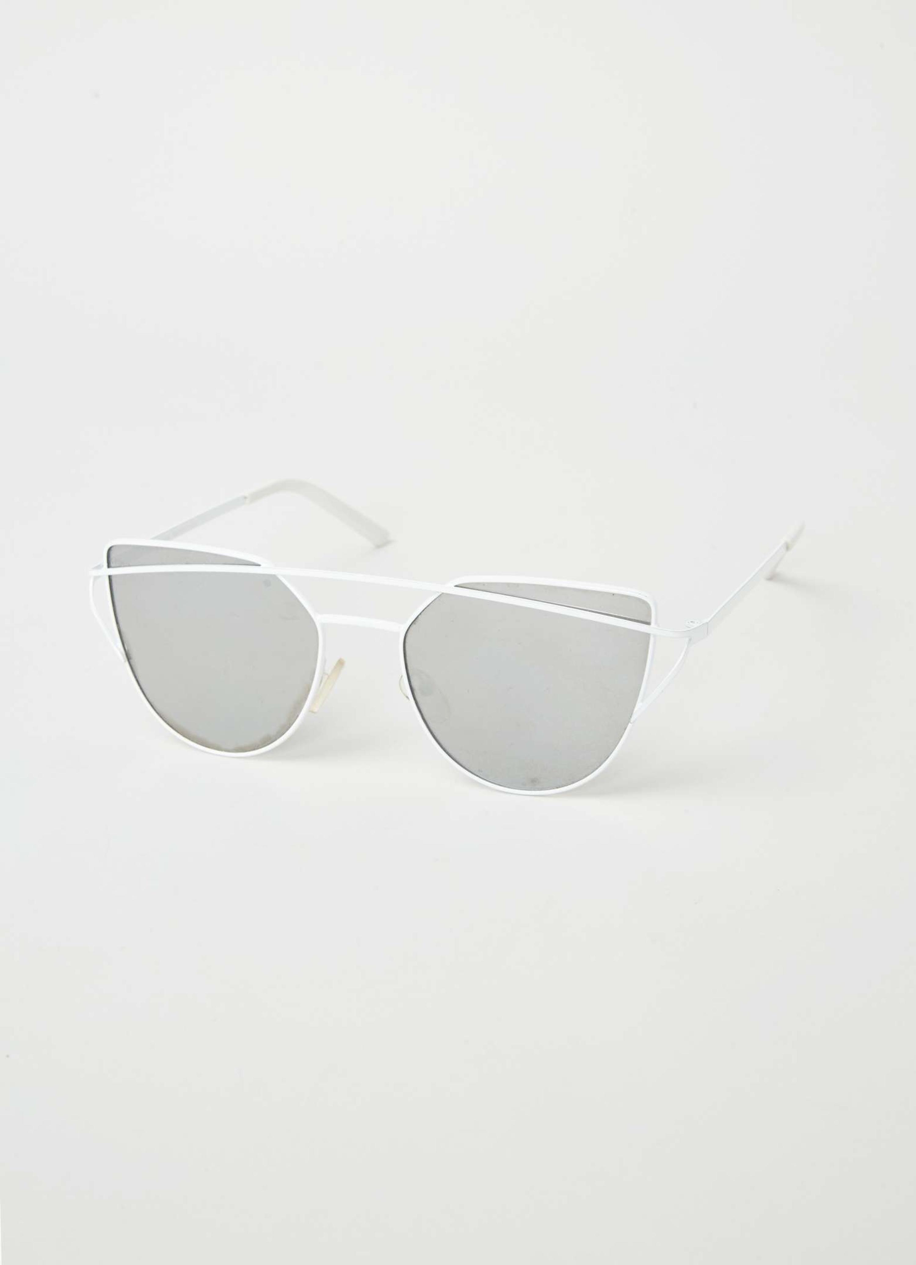 Gwyneth Paltrow | Gentle Monster Love Punch Cat Eye Sunglasses display picture 2