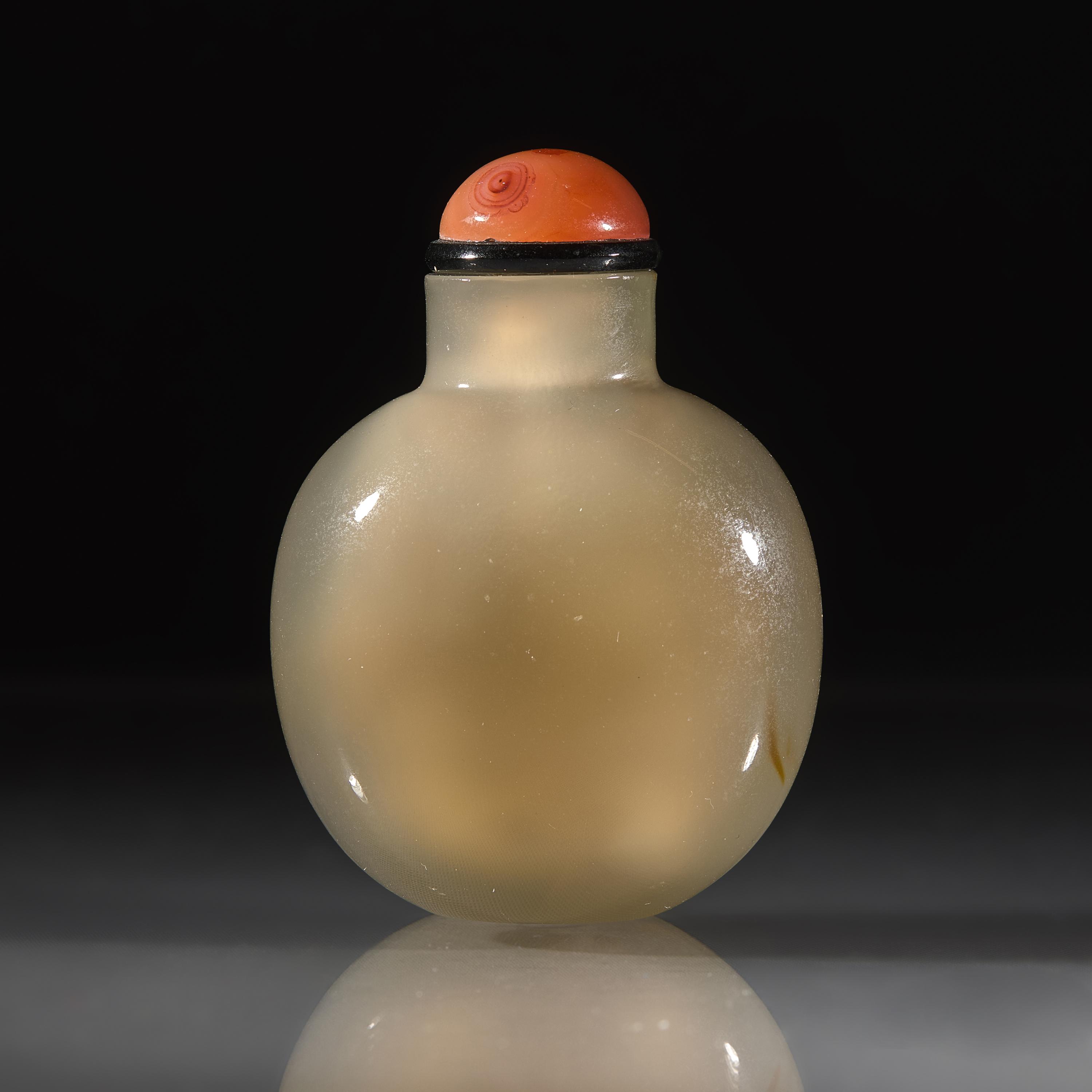 A Chinese Carved Agate "White Rabbit" Snuff Bottle, Qing Dynasty, Late 19th Century — 清晚期 瑪瑙巧雕白兔圖鼻煙壺