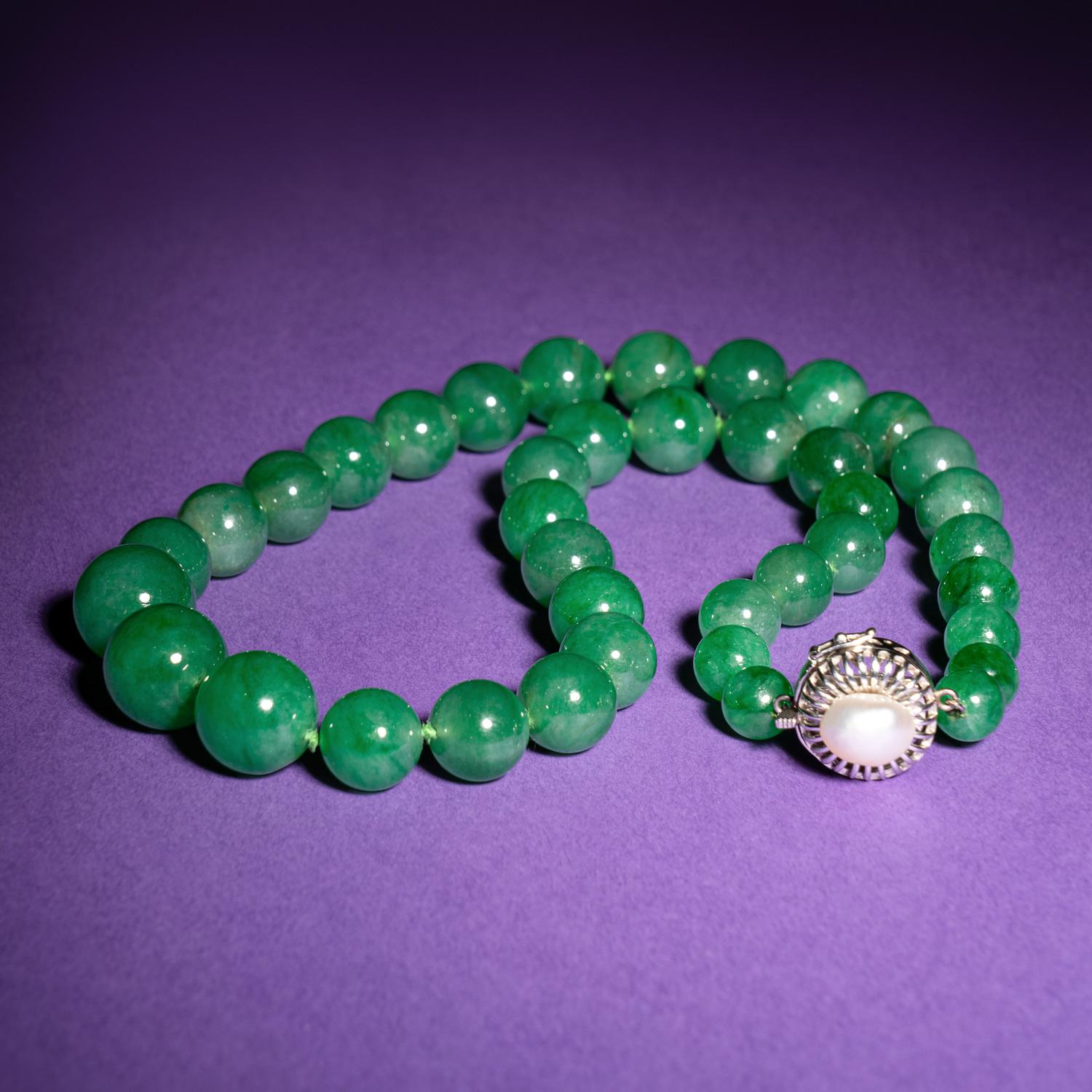 A Green Jadeite and Pearl Beaded Necklace