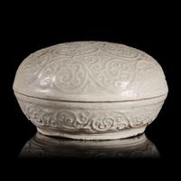 A Chinese Molded Dehua Porcelain Box and Cover, Song/Yuan Dynasty — 宋/元 德化白瓷卷草紋圓蓋盒
