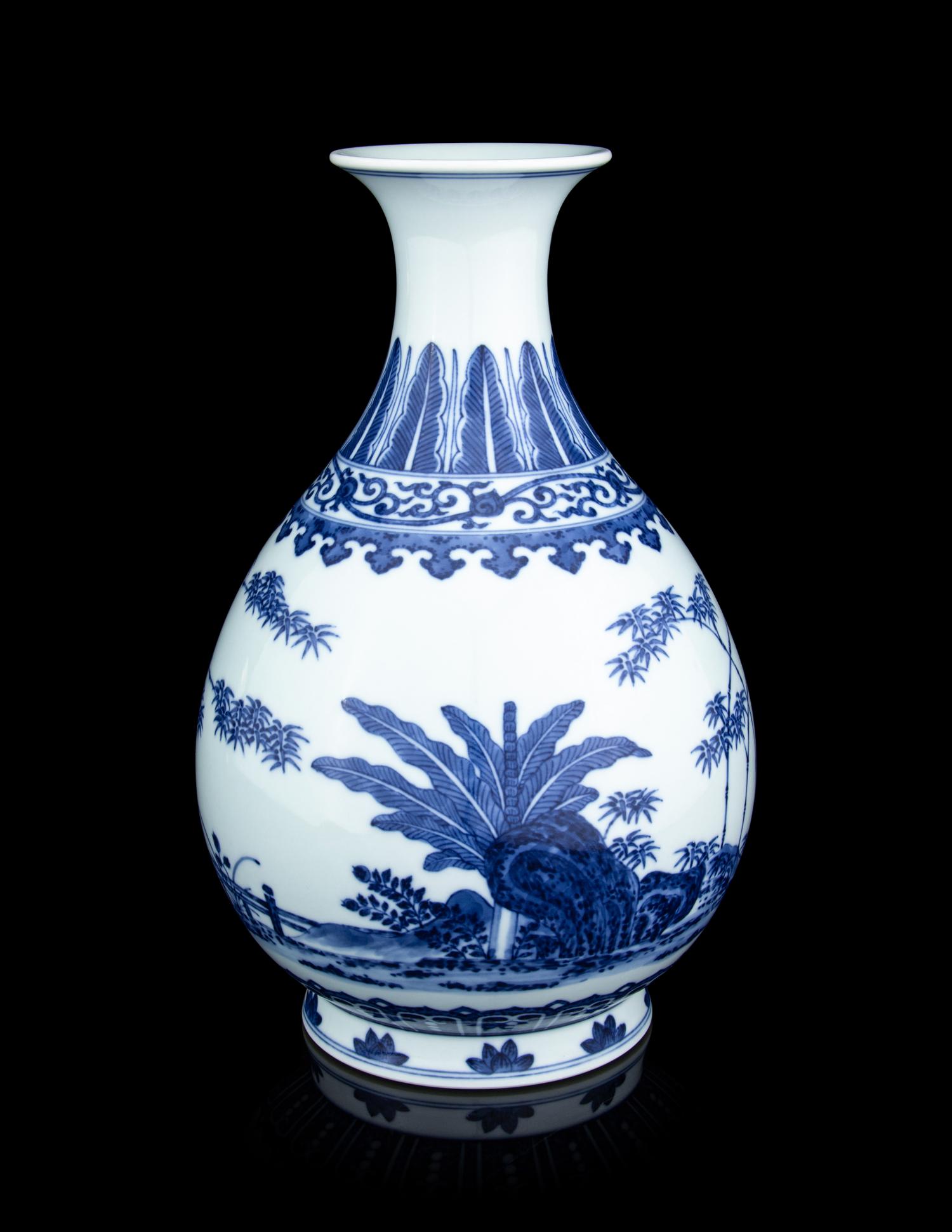 A Chinese Blue and White Porcelain Vase, Yuhuchunping