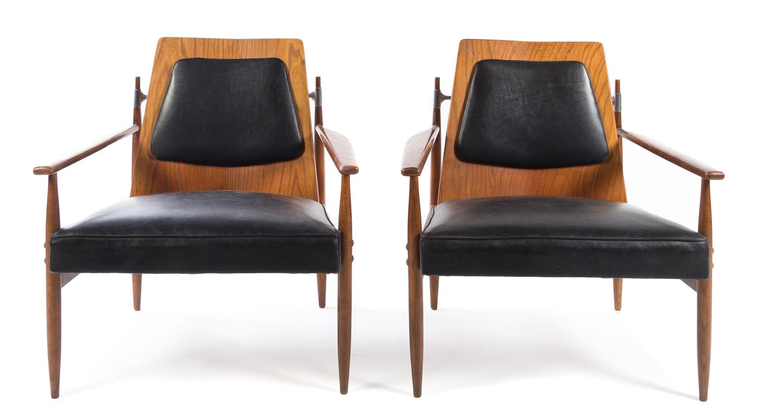 A Pair of American Mid-Century Elm and Leather Armchairs Height 31 1/2 inches. — MID 20TH CENTURY