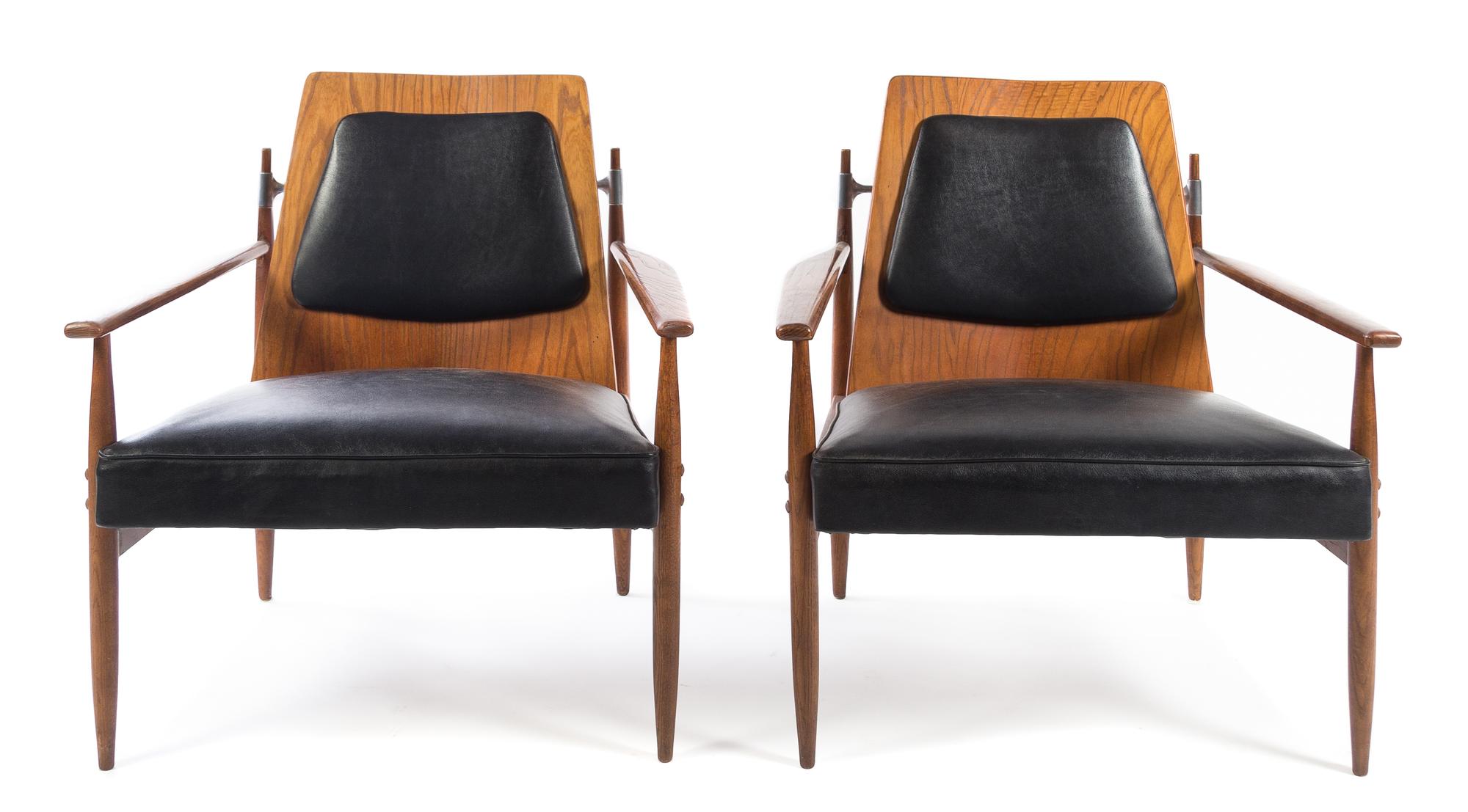 A Pair of American Mid-Century Elm and Leather Armchairs Height 31 1/2 inches. — MID 20TH CENTURY