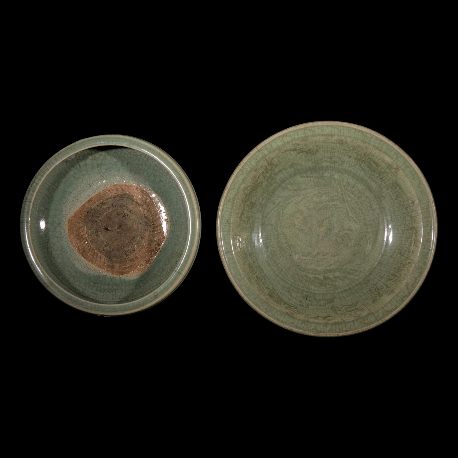 Two Large Chinese Longquan Celadon Crackled Glazed Porcelain Wares, Ming Dynasty or Later 明或更晚 龍泉青瓷大盤及三足香爐各一