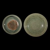 Two Large Chinese Longquan Celadon Crackled Glazed Porcelain Wares, Ming Dynasty or Later 明或更晚 龍泉青瓷大盤及三足香爐各一