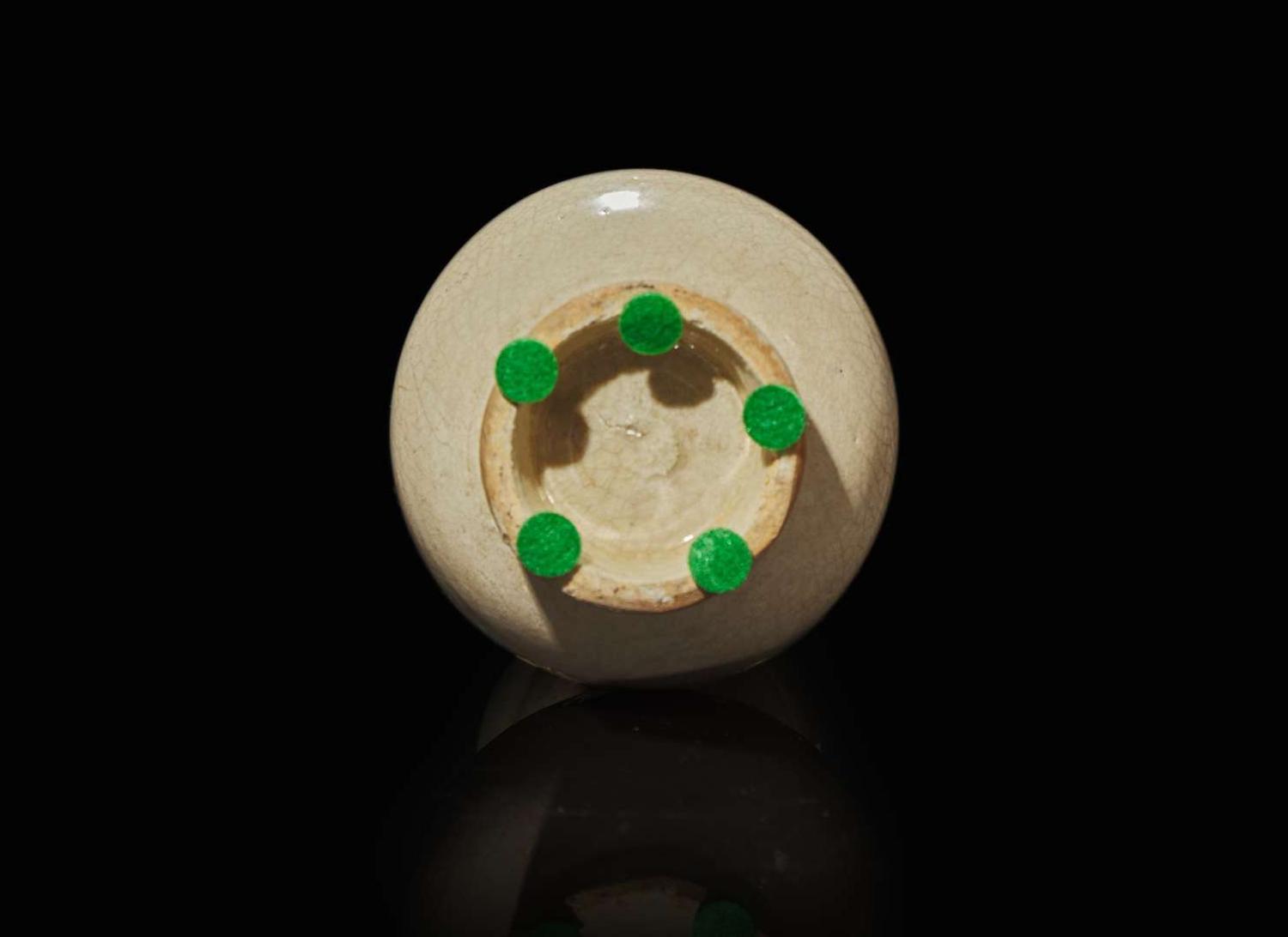 A Chinese cream-glazed vase, possibly Zhangzhou, Fujian province, Southern Song/Yuan dynasty 白瓷觶瓶 可能為漳州 福建省 南宋或元