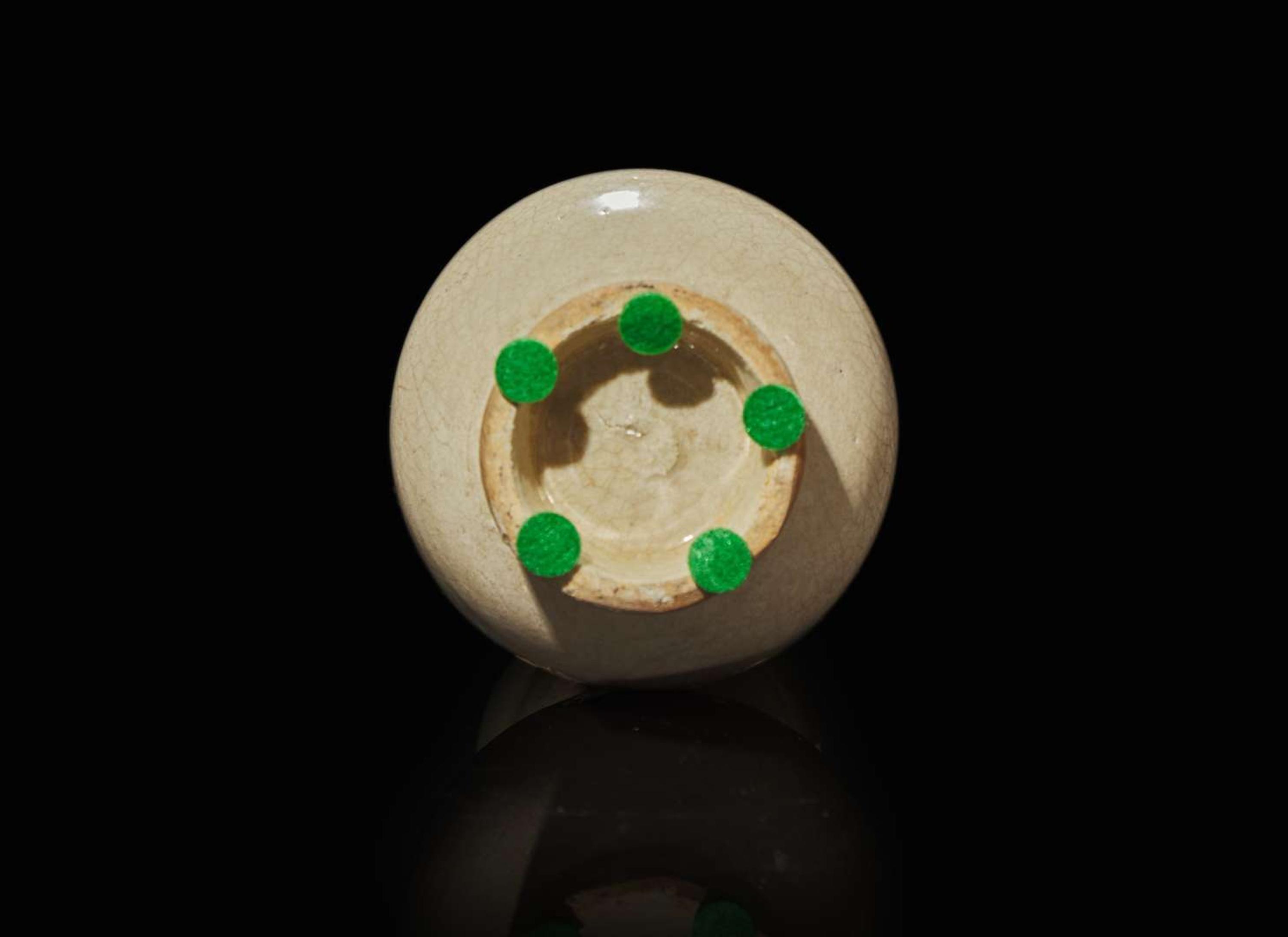 A Chinese cream-glazed vase, possibly Zhangzhou, Fujian province, Southern Song/Yuan dynasty 白瓷觶瓶 可能為漳州 福建省 南宋或元