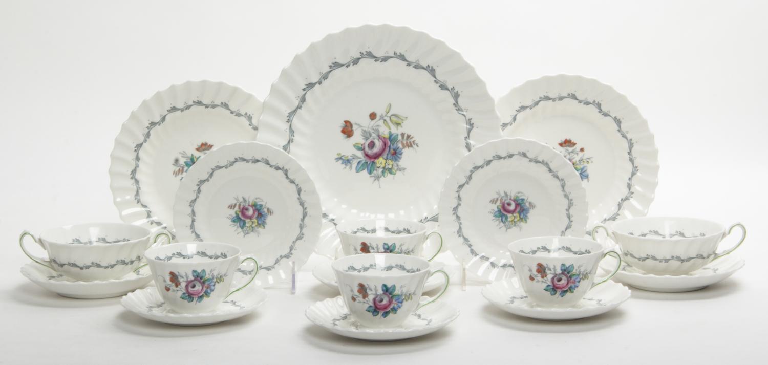 A Royal Doulton Porcelain Dinner Service for Twelve Diameter of dinner plate 10 1/2 inches. — 19TH/20TH CENTURY