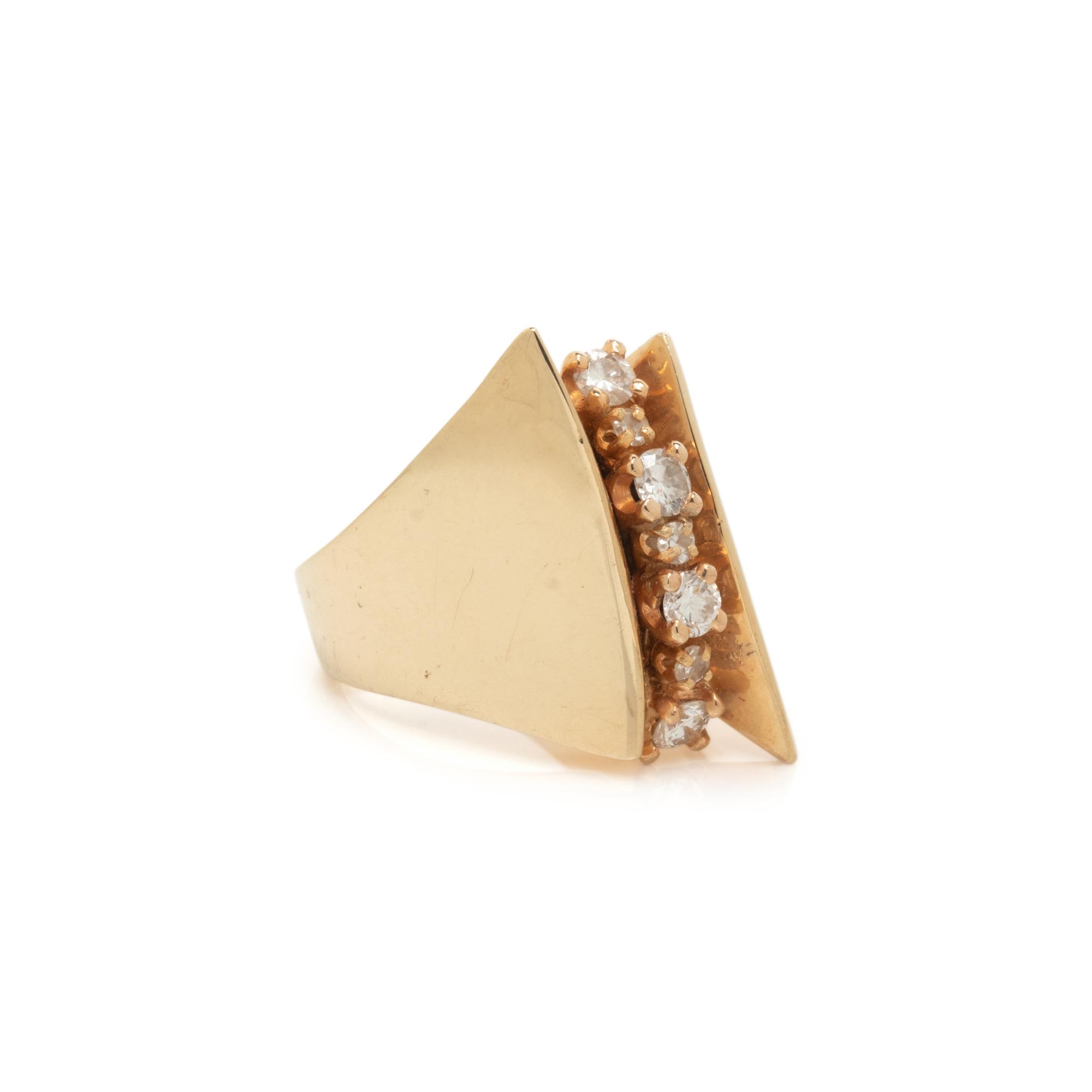 DIAMOND AND YELLOW GOLD RING