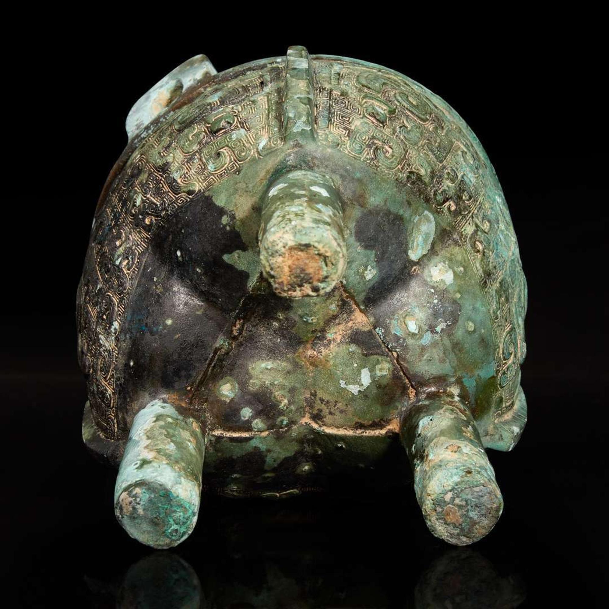 A Chinese bronze ritual tripod vessel, Liding 青銅鬲鼎 Possibly Late Shang/Western Zhou dynasty ????????