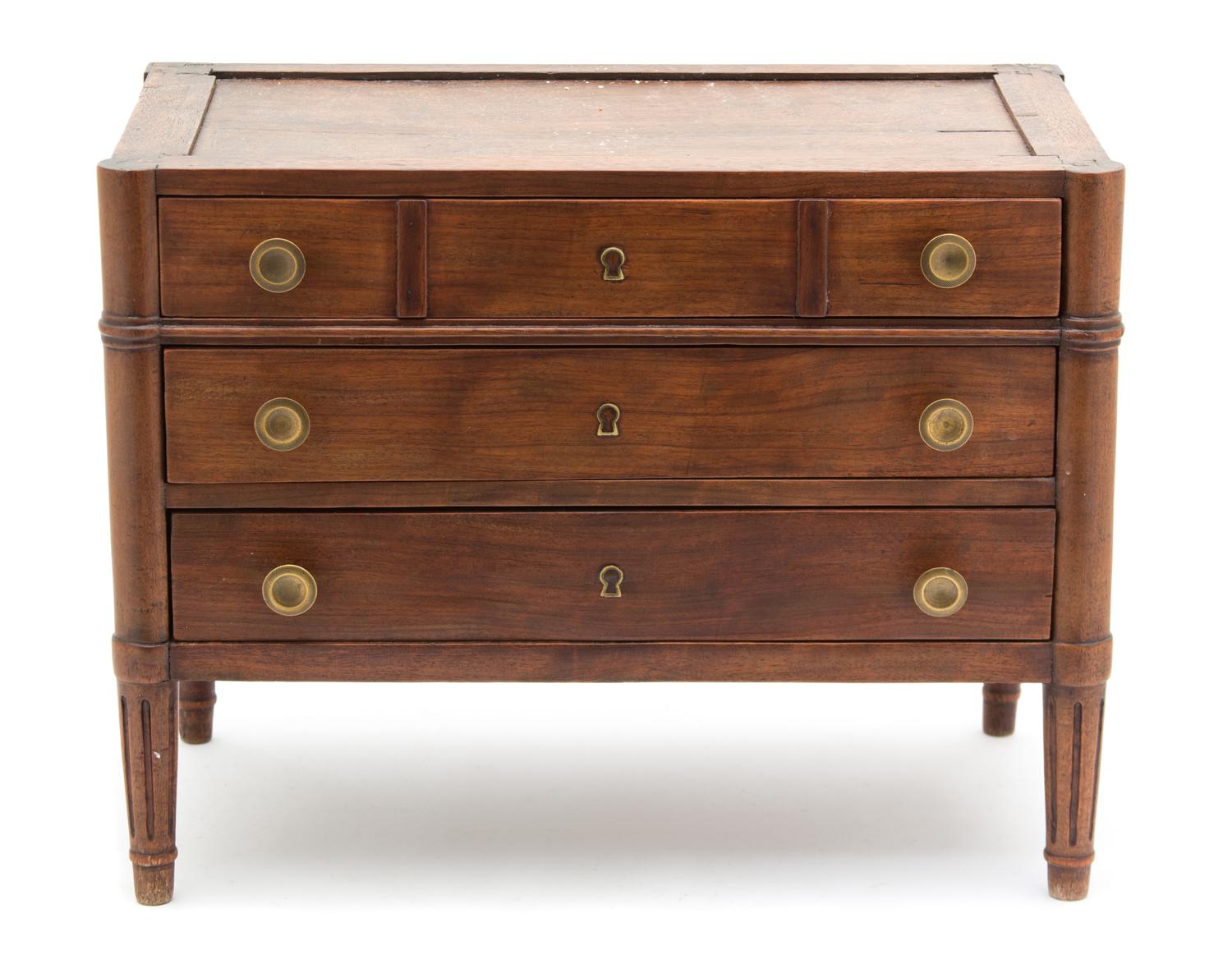 A Louis XVI Style Saleman's Sample Miniature Chest of Drawers Height 13 3/4 x width 18 x depth 10 inches. — 19TH CENTURY