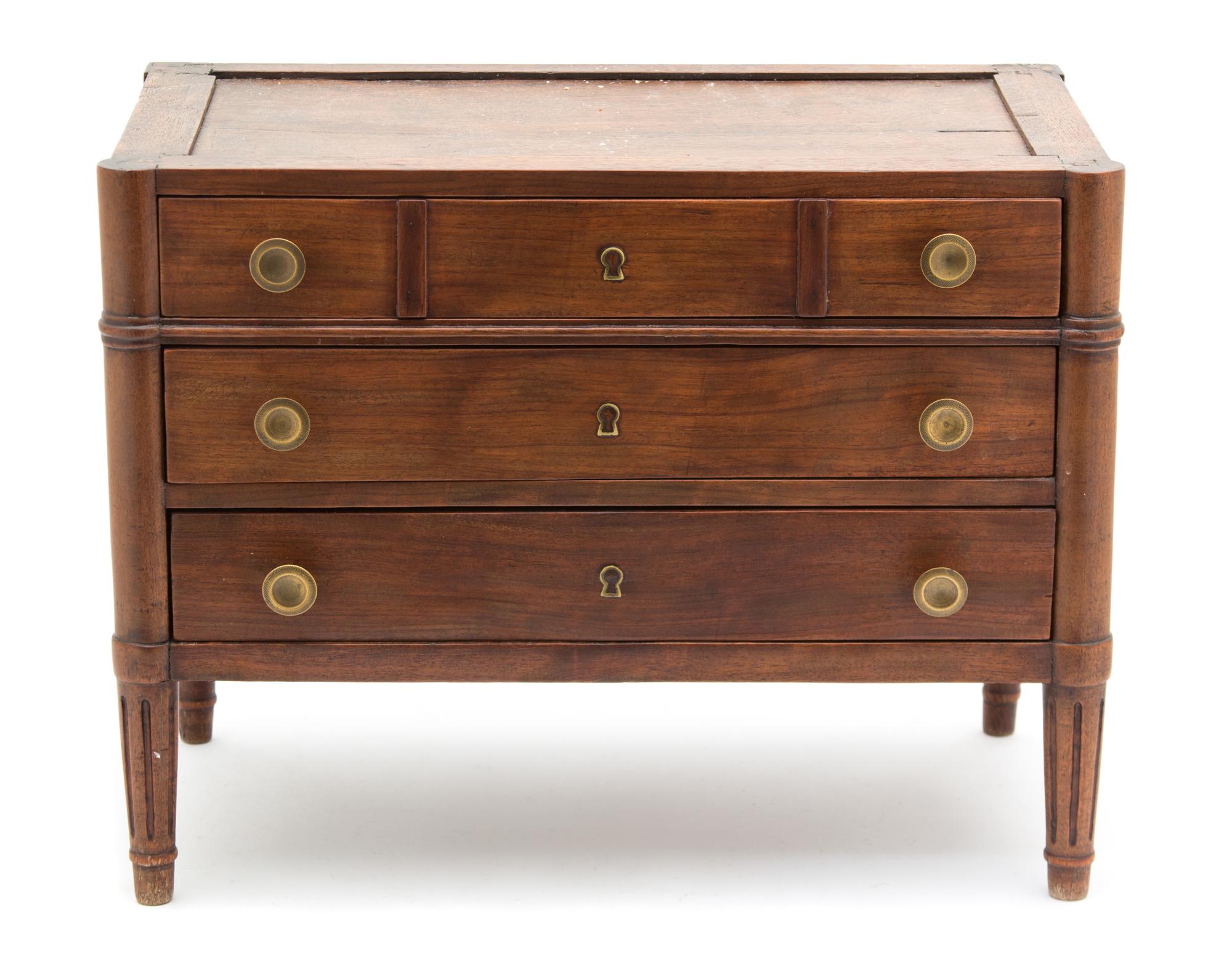 A Louis XVI Style Saleman's Sample Miniature Chest of Drawers Height 13 3/4 x width 18 x depth 10 inches. — 19TH CENTURY